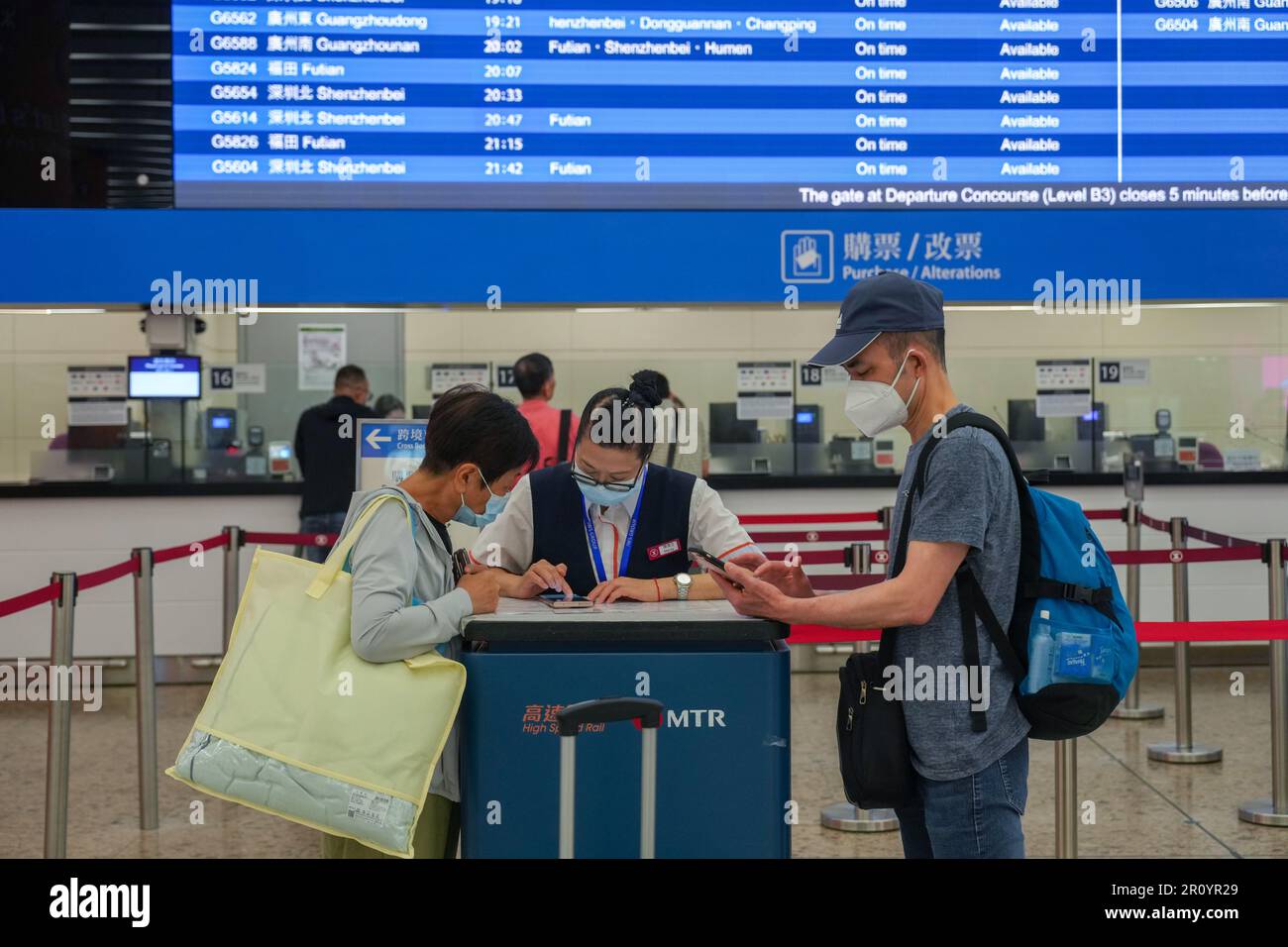 Les passagers demandent des informations sur l'utilisation de leur permis de retour à domicile expiré pour acheter des billets de train à grande vitesse à la gare de Hong Kong West Kowloon. 08MAY23 SCMP / Sam Tsang Banque D'Images