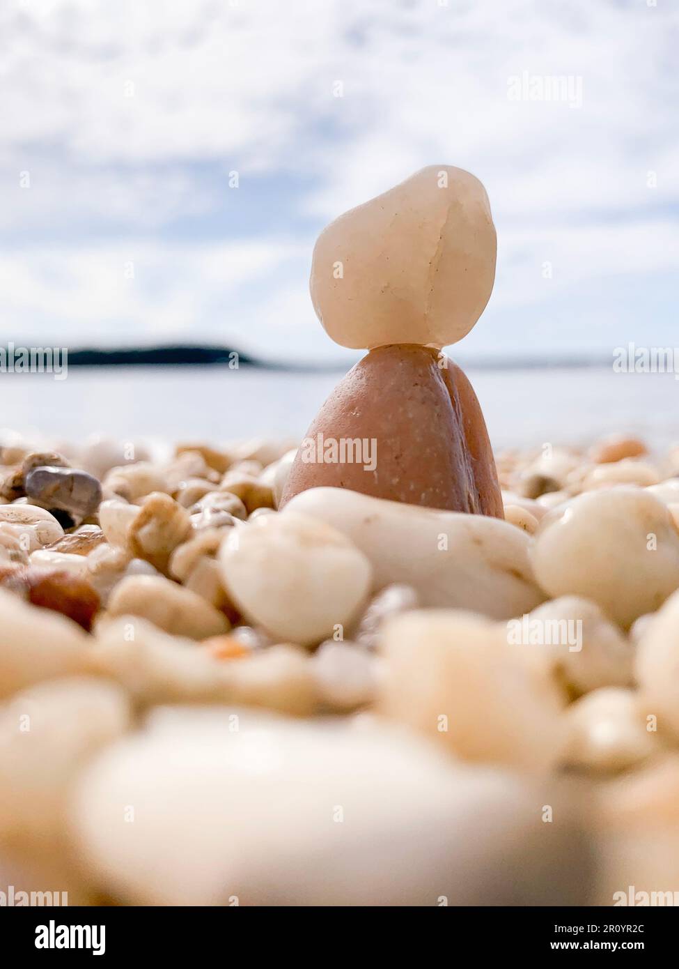 Image de gros plan haute résolution de galets blancs empilés les uns sur les autres sur fond de plage Banque D'Images