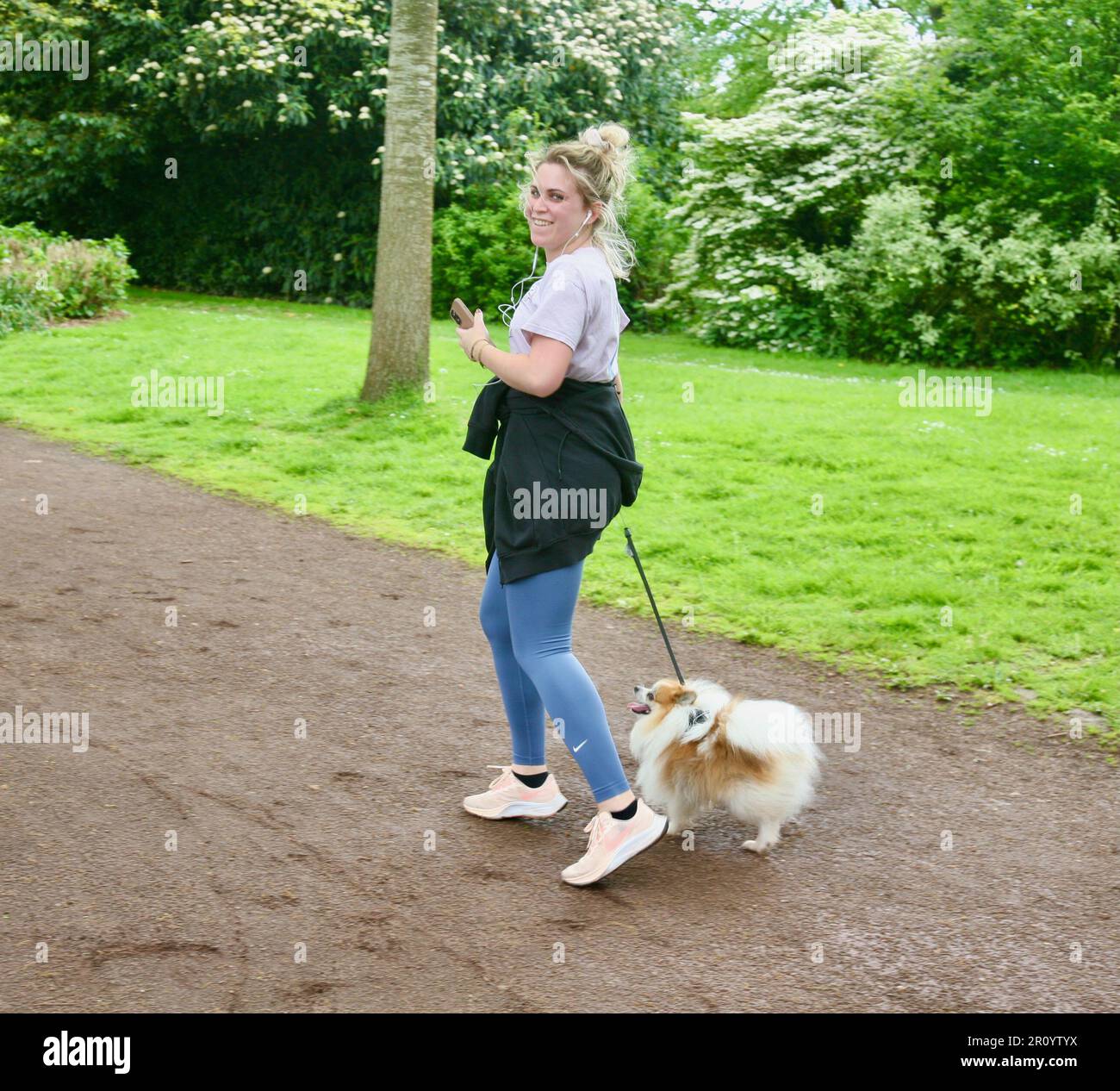 Une jolie jeune femme s'exerçant au bord du lac dans le domaine du château, Flers, Normandie, France, Europe mercredi, 10th, mai 2023 Banque D'Images