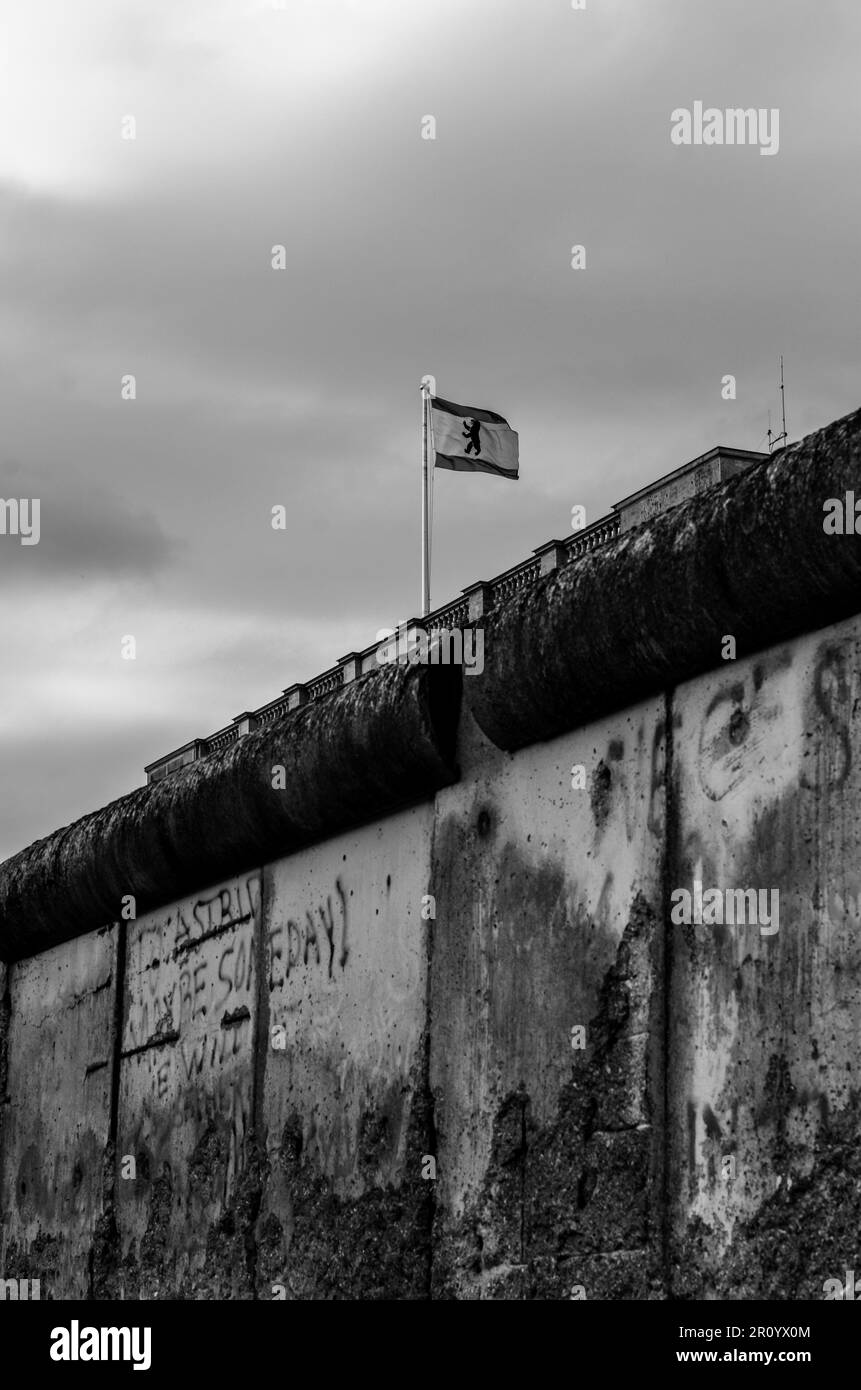 Mur de Berlin avec drapeau allemand Banque D'Images