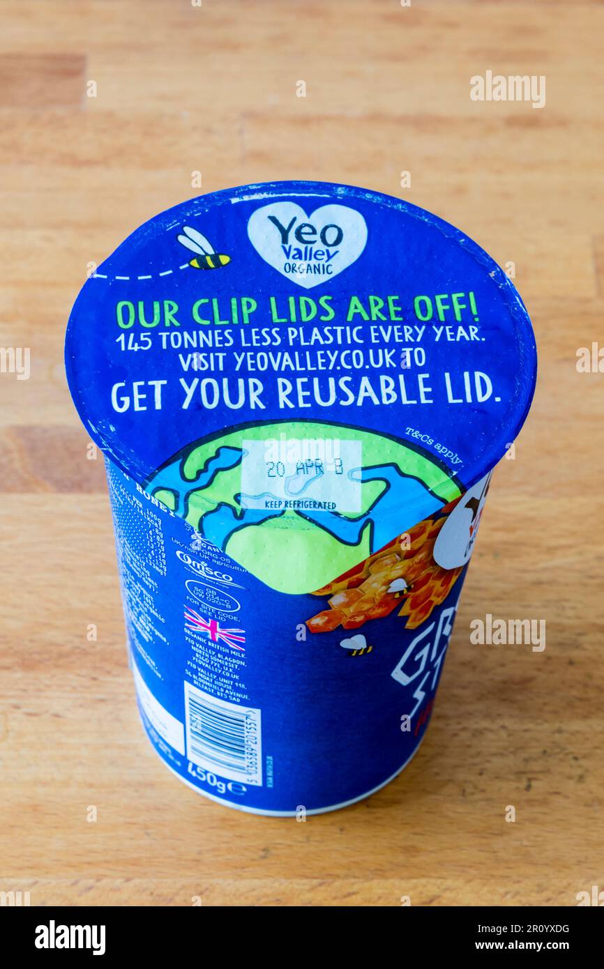 Yeo Valley a cessé de fournir des couvercles en plastique sur leurs pots à yaourt afin de réduire l'utilisation de plastique. Banque D'Images