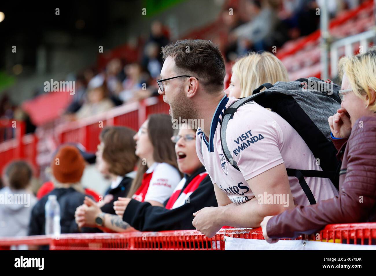 Crawley, Royaume-Uni. 10th mai 2023. Crawley, Angleterre, 10 mai 2023 : les fans d'Arsenal chantent un chant avant le match de football de la Super League de football de FA Womens entre Brighton et Arsenal au stade Broadfield de Crawley, en Angleterre. (James Whitehead/SPP) crédit: SPP Sport Press photo. /Alamy Live News Banque D'Images