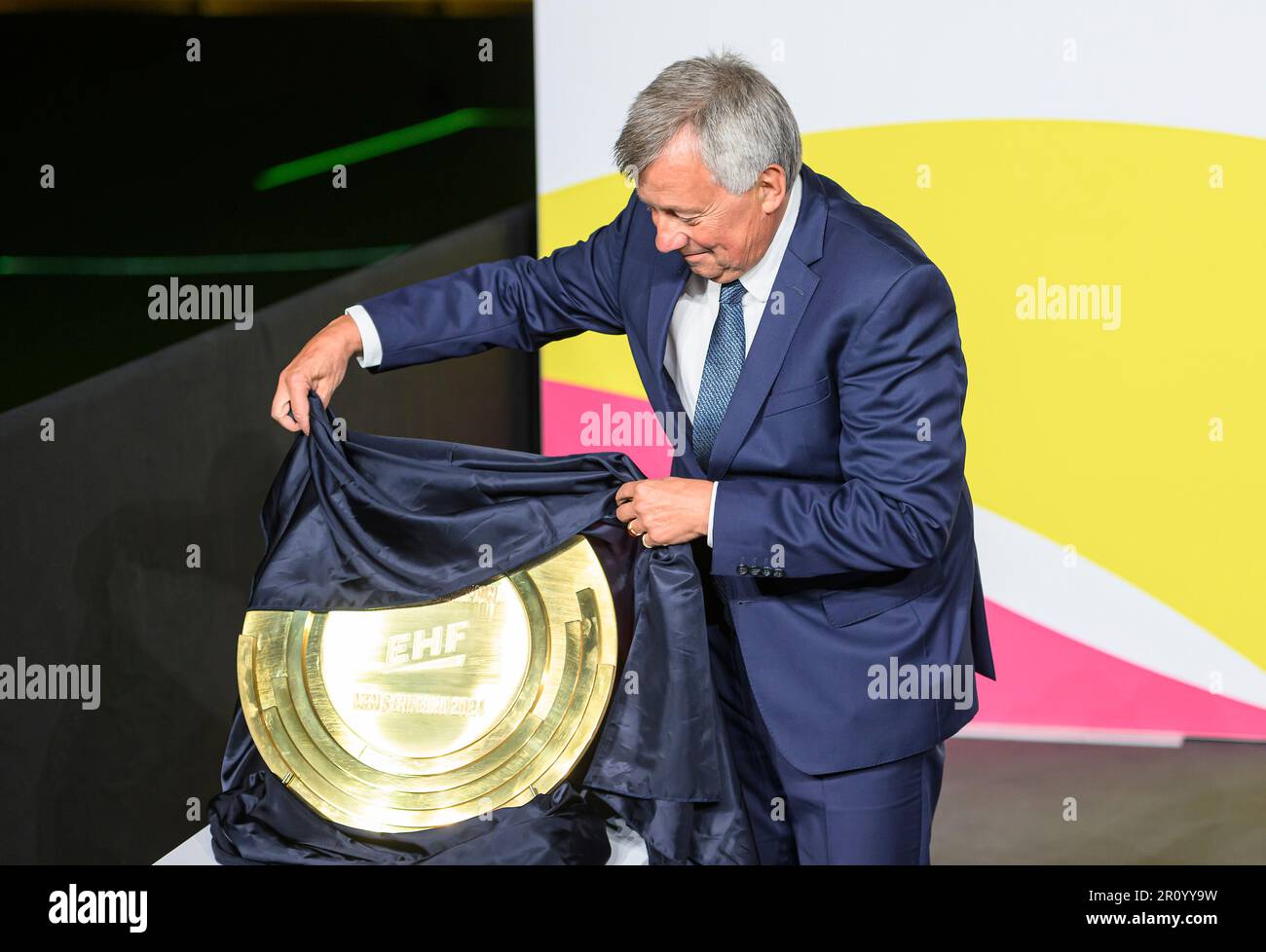 Michael WIEDERER (Président EHF) dévoile le nouveau trophée du Championnat d'Europe, handball, tirage au sort pour le Championnat d'Europe 2024, sur 10 mai 2023 à Düsseldorf/Allemagne. Banque D'Images