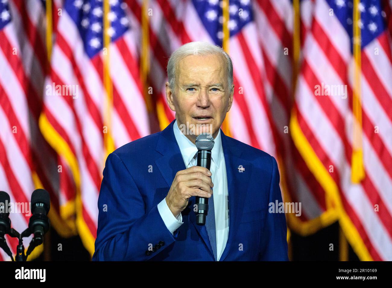 Valhalla, New York, États-Unis. 10th mai 2023. ÉTATS-UNIS Le président Joe Biden prononce une allocution au SUNY Westchester Community College, dans la banlieue de New York. Dans un discours intitulé « investir en Amérique », Biden a discuté des raisons pour lesquelles le Congrès doit éviter immédiatement le défaut de paiement. Credit: Enrique Shore/Alay Live News Banque D'Images