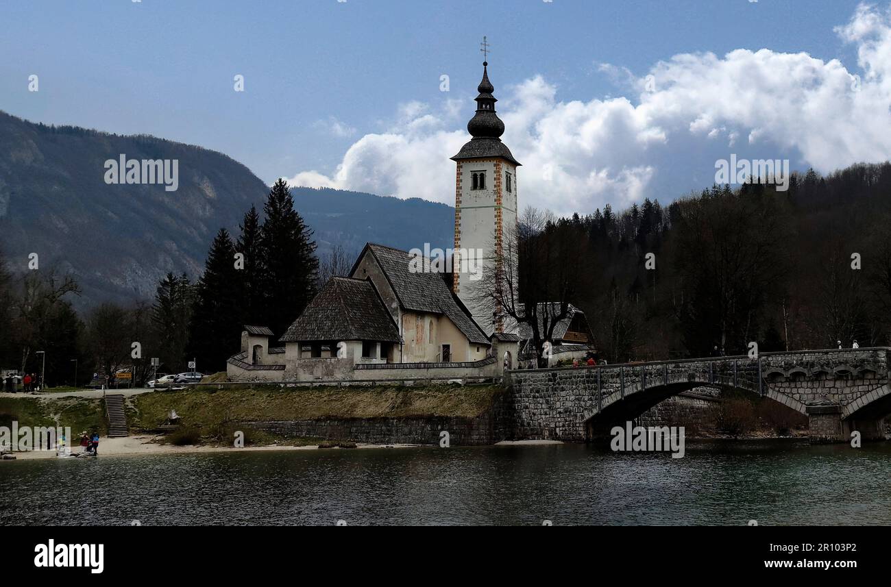 Le lac Bohinj, le plus grand lac permanent de Slovénie, est situé dans la vallée de Bohinj, dans les Alpes juliennes Banque D'Images