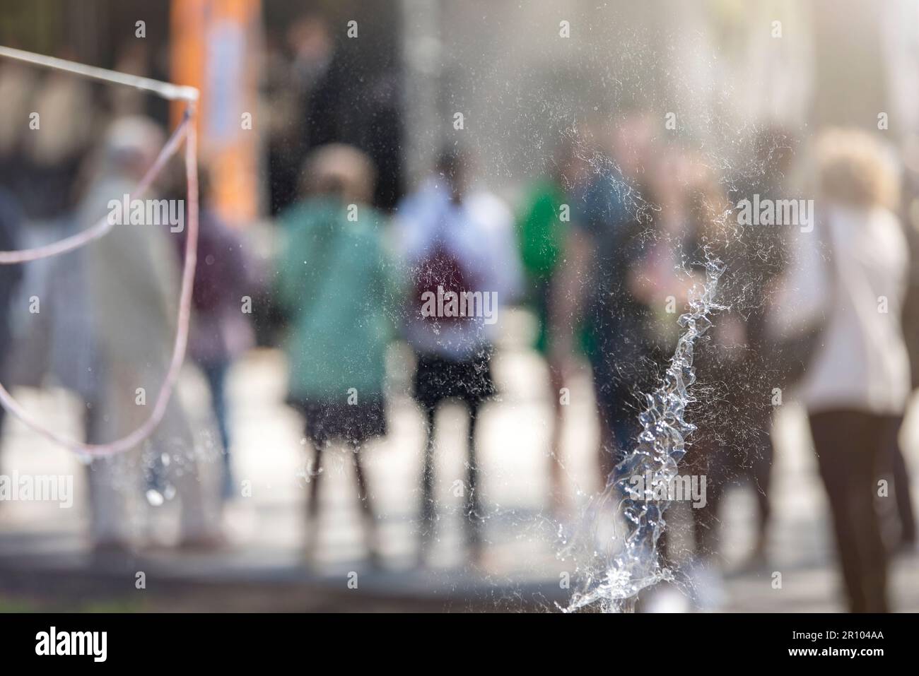 Un homme fait une énorme bulle de savon dans le parc. La grosse bulle de l'homme éclate. L'été, amusez-vous dans le parc pour toute la famille. Banque D'Images