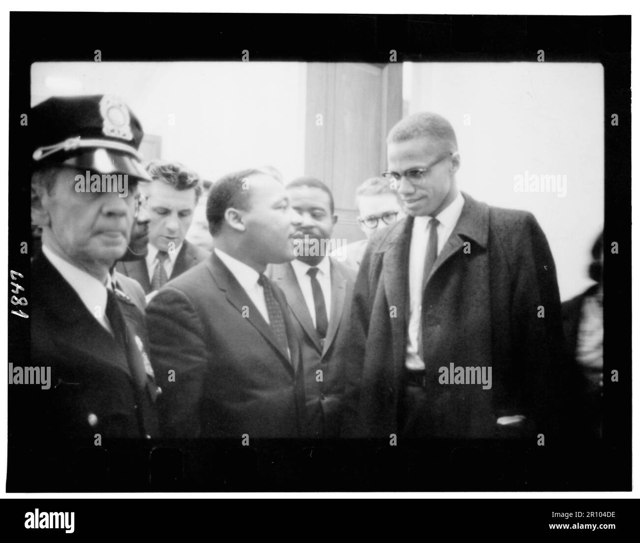 Martin Luther King et Malcolm X suivent les États-Unis de King Conférence de presse du Capitole sur le débat du Sénat sur la Loi de 1964 sur les droits civils. Marion S. Trikosko. 26 mars 1964. Banque D'Images
