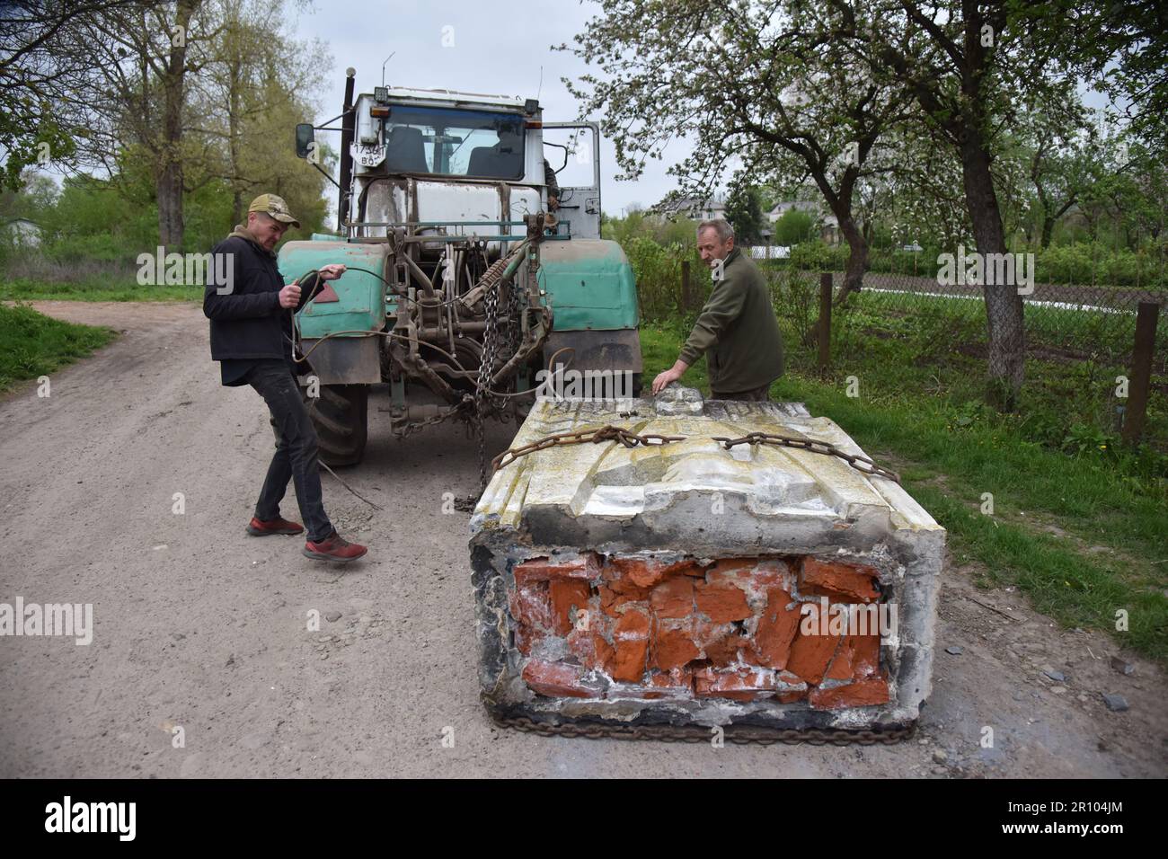 Les travailleurs attachent une chaîne pour transporter une partie d'un  monument soviétique démantelé dédié à la victoire de l'URSS dans la Seconde  Guerre mondiale dans l'un des villages de la région de