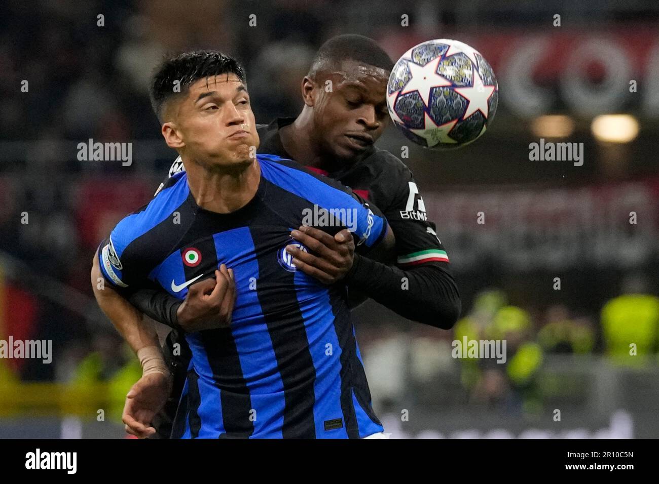Inter Milan's Joaquin Correa, left, fights for the ball with AC Milan's Malick Thiaw during the Champions League semifinal first leg soccer match between AC Milan and Inter Milan at the San Siro stadium in Milan, Italy, Wednesday, May 10, 2023. (AP Photo/Antonio Calanni) Banque D'Images