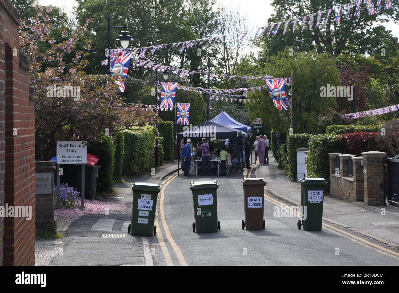 Route fermée pour Street Party célébrant le King Charles III Coronation Surrey Angleterre Banque D'Images