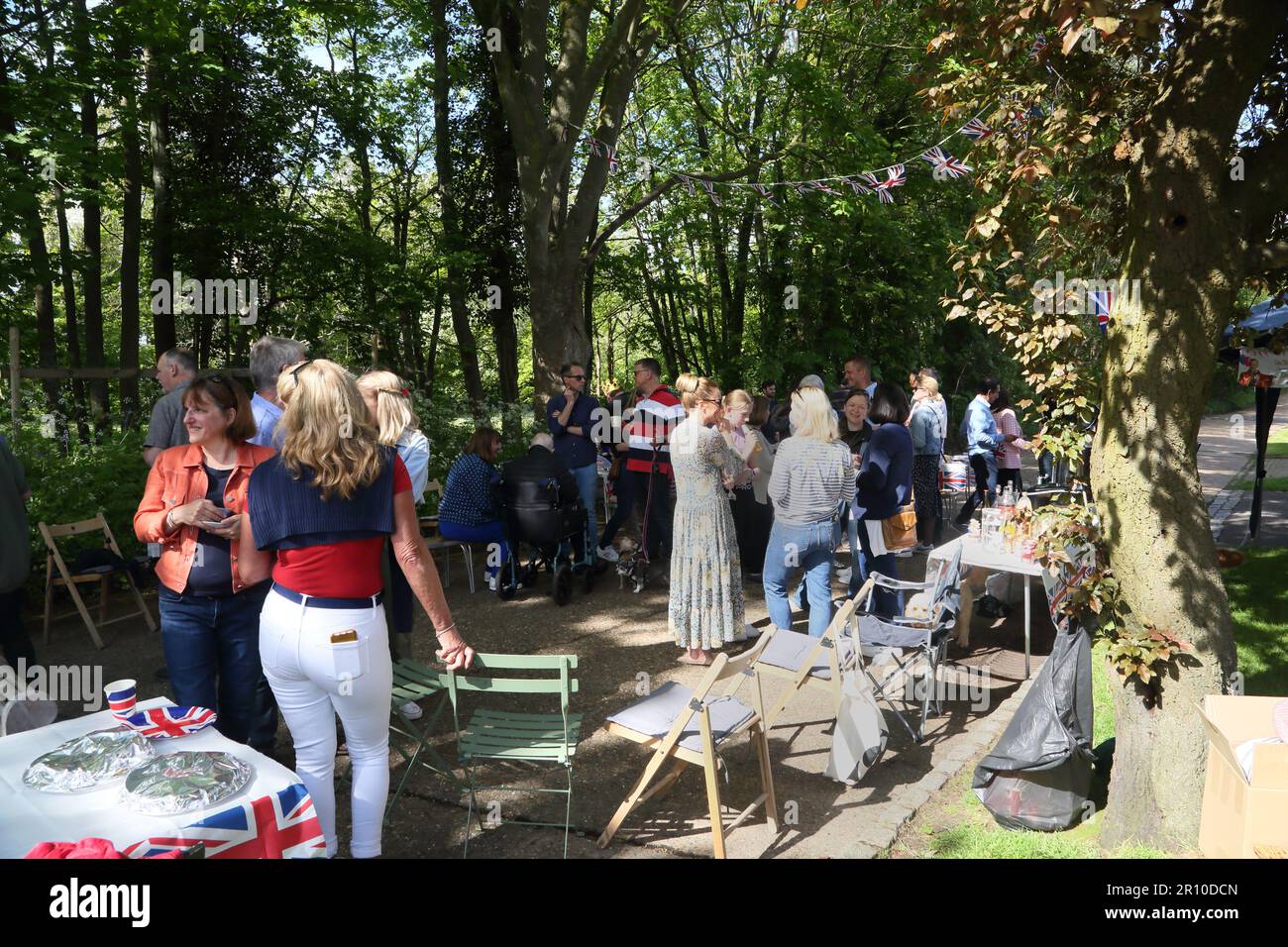 Les gens socialisent à Street Party célébrant le Roi Charles III Coronation Surrey Angleterre Banque D'Images
