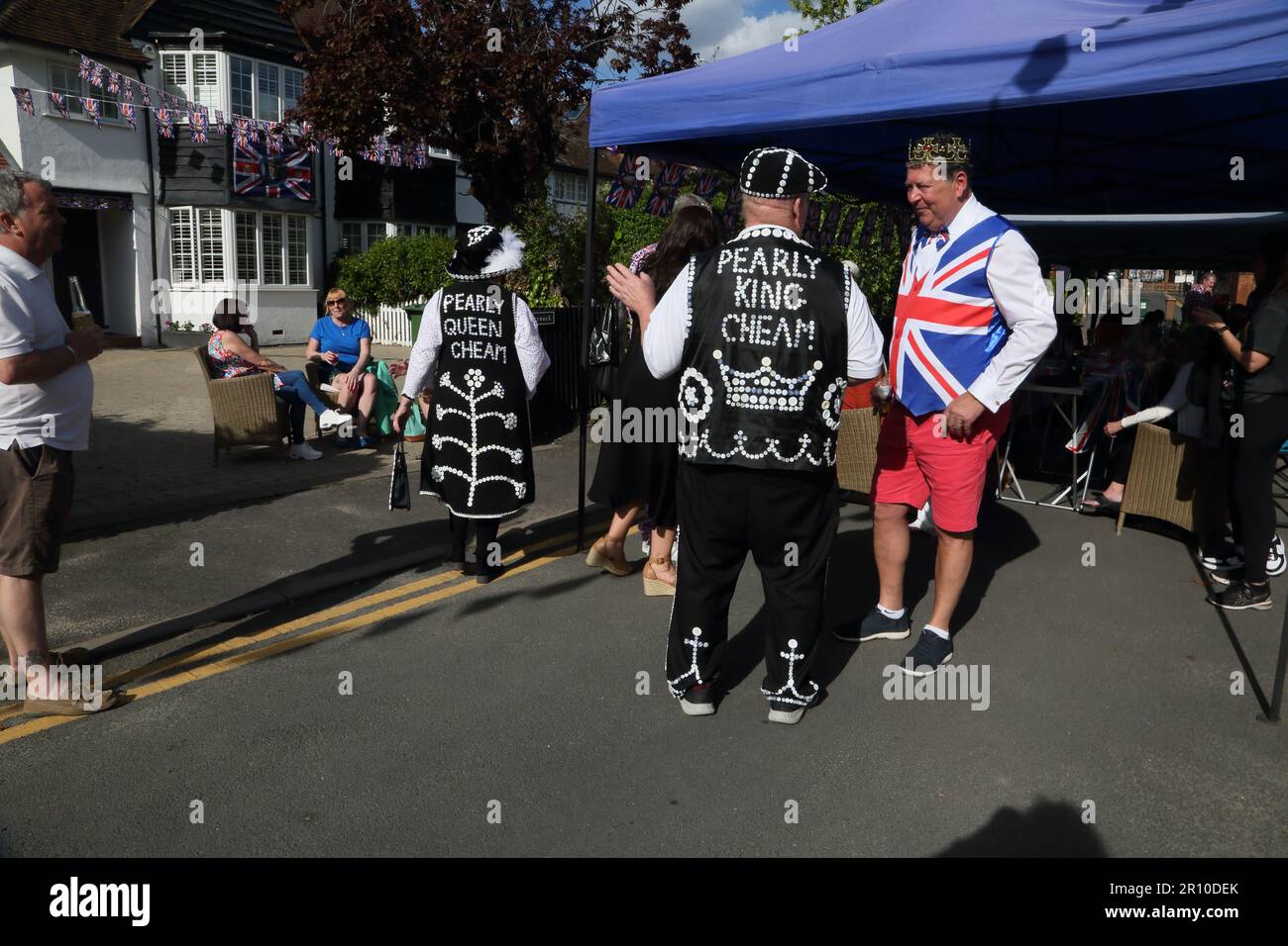 Le roi et la reine se sont fait socialiser à Street Party pour célébrer le roi Charles III Coronation Surrey Angleterre Banque D'Images