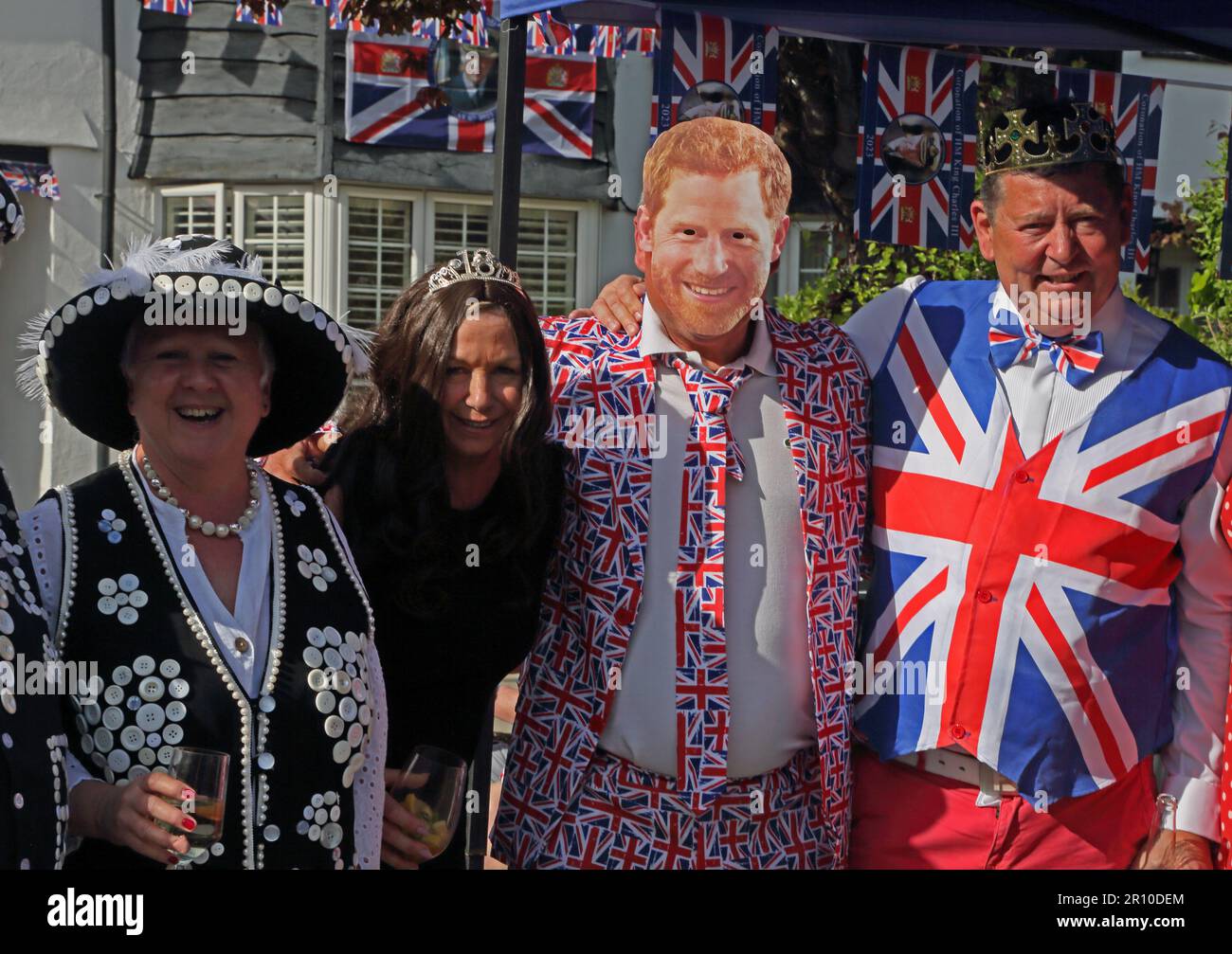 Portrait de la Reine pétée et des gens vêtus comme le prince Harry et Meghan à Street Party célébrant le roi Charles III Coronation Surrey Angleterre Banque D'Images