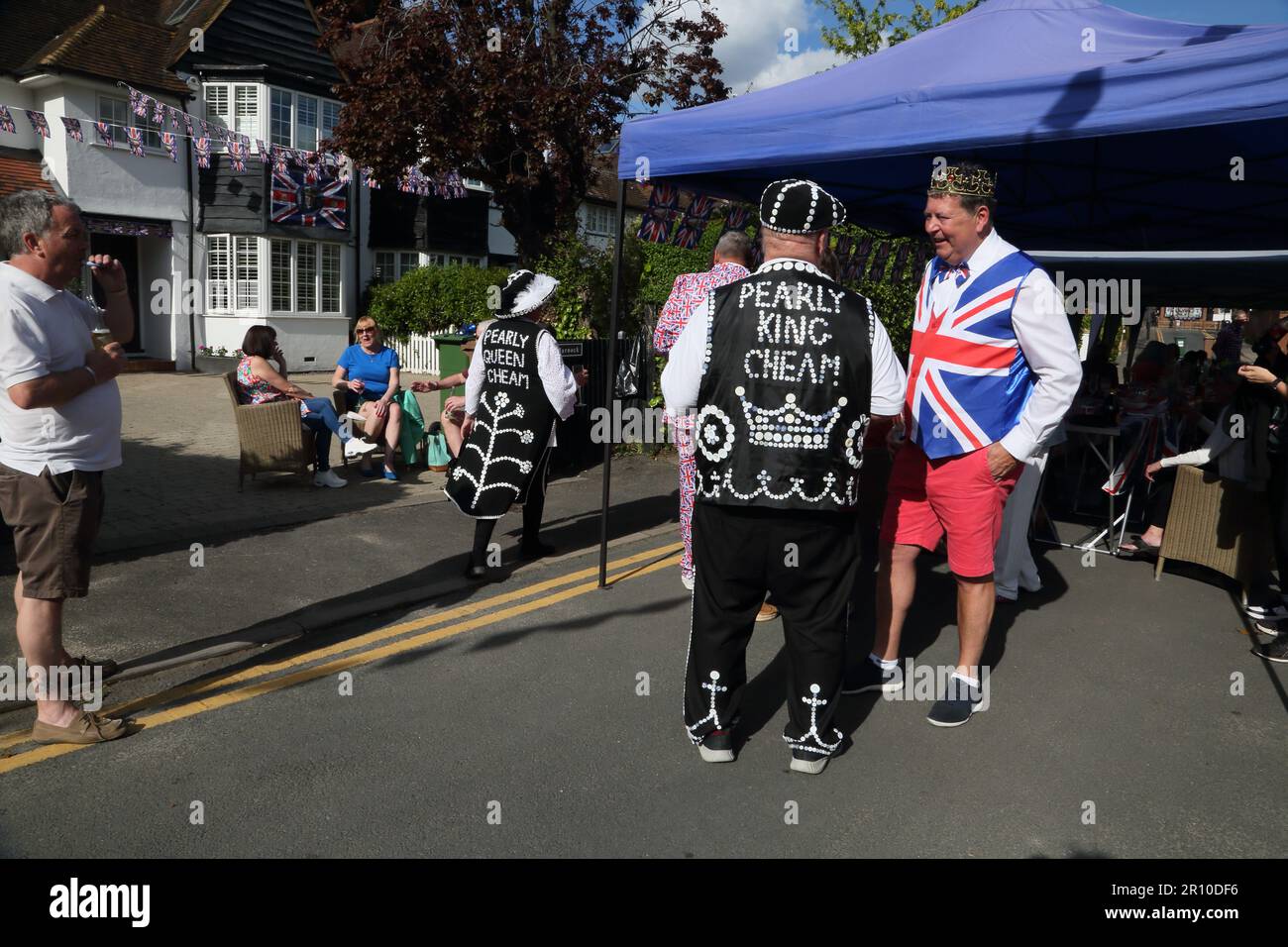 Le roi et la reine se sont fait socialiser à Street Party pour célébrer le roi Charles III Coronation Surrey Angleterre Banque D'Images