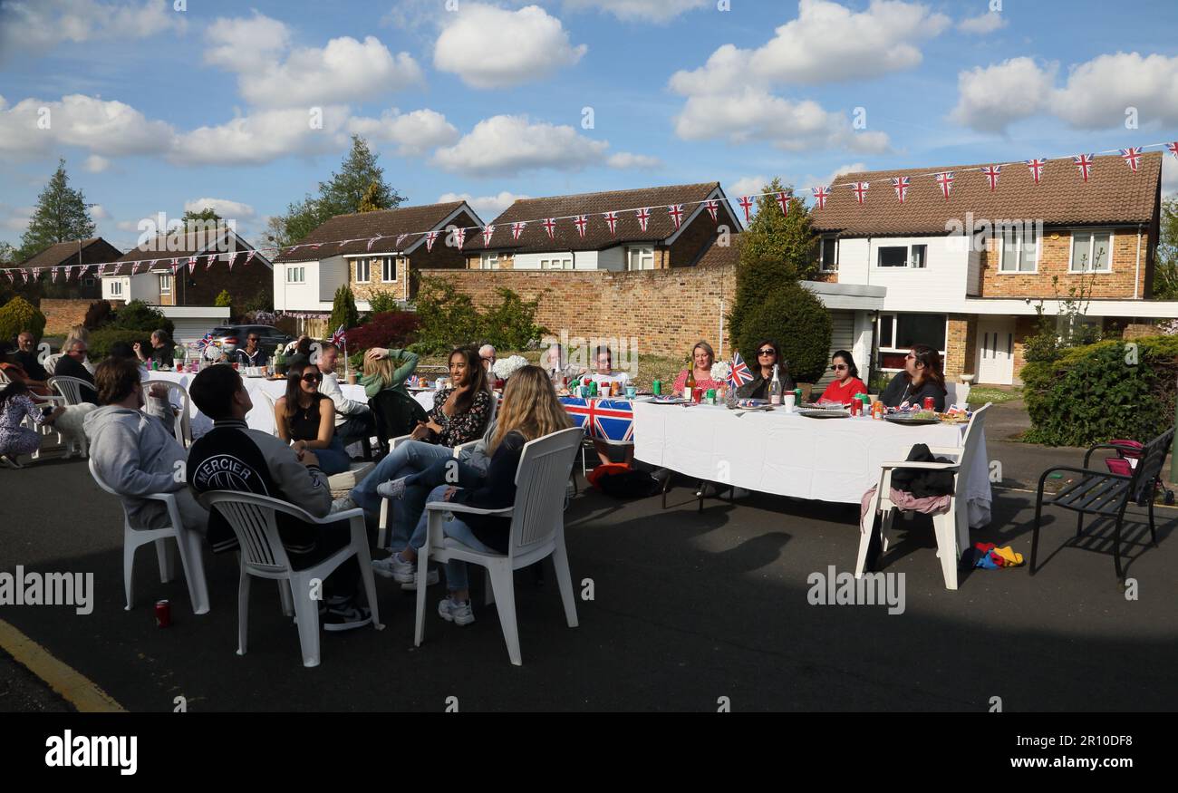 Les gens socialisent à Street Party célébrant le Roi Charles III Coronation Surrey Angleterre Banque D'Images