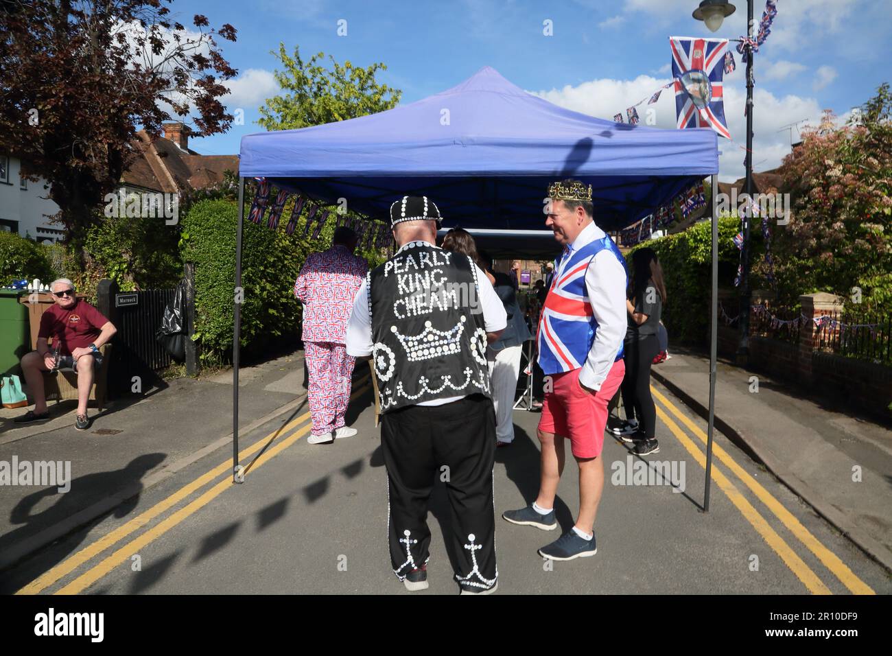 Faire des rencontres avec King à Street Party pour célébrer le King Charles III Coronation Surrey Angleterre Banque D'Images
