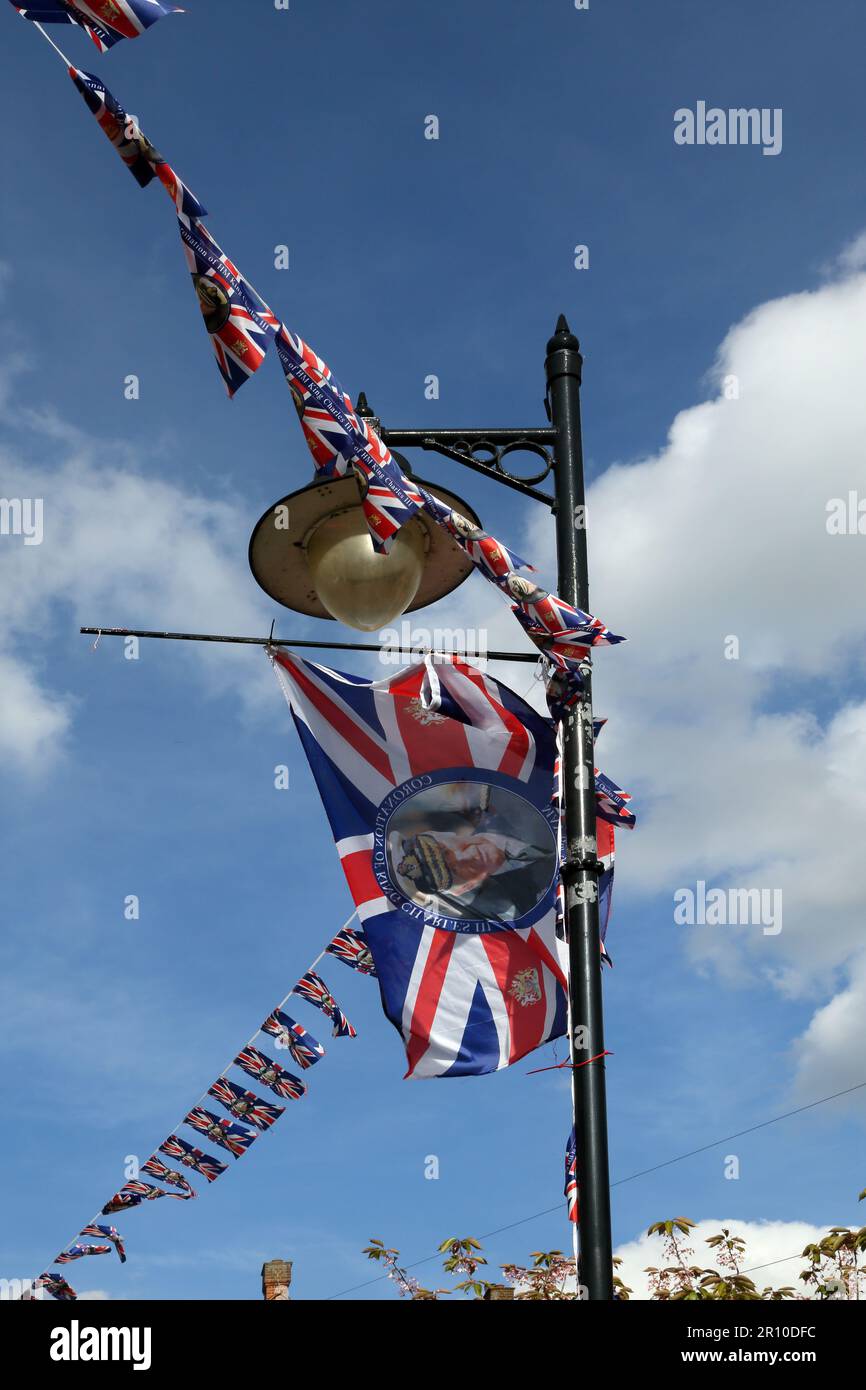 Union Jack Bunting et drapeau sur le Lamp Post célébrant le Roi Charles III Coronation Surrey Angleterre Banque D'Images