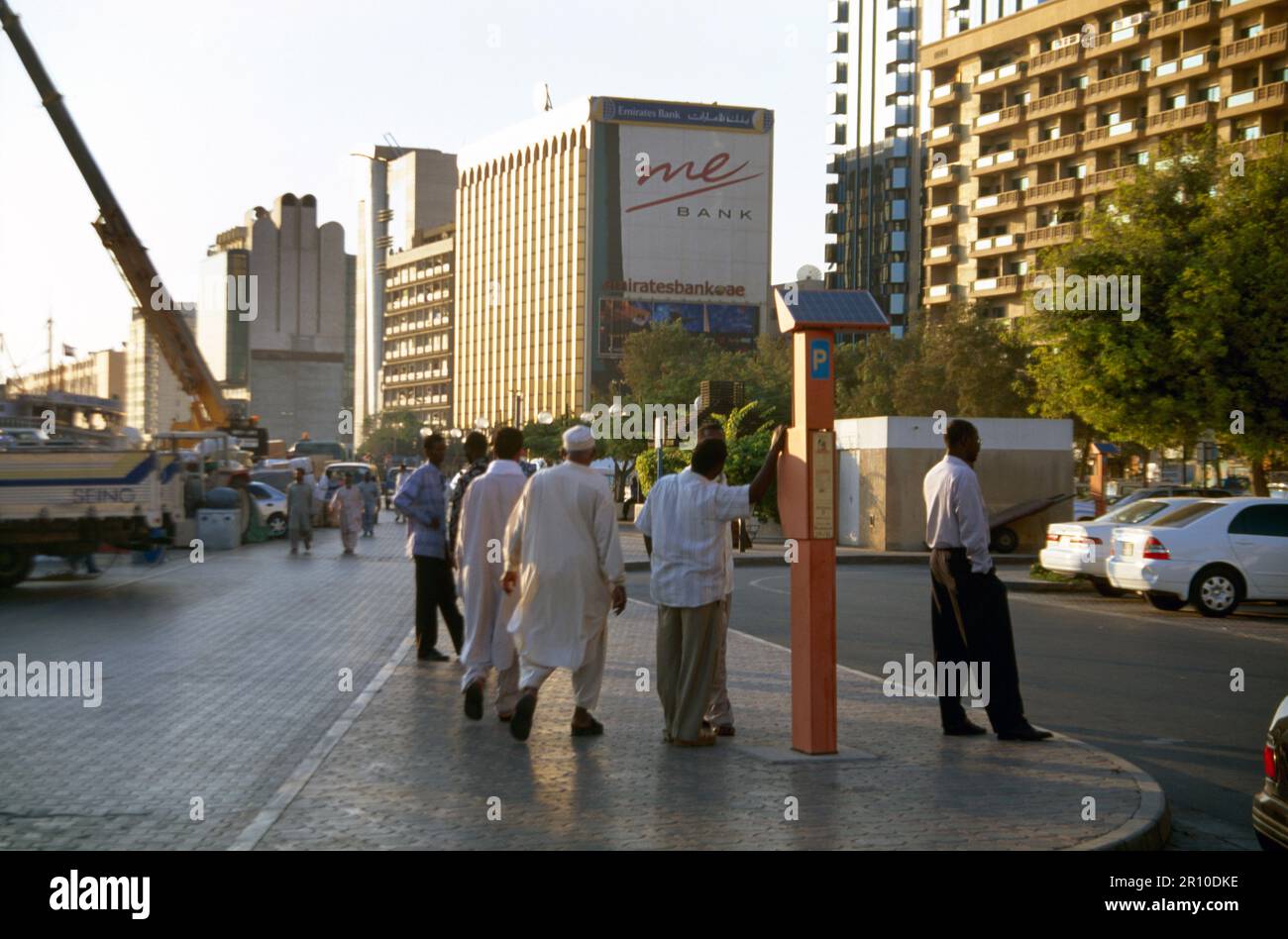 Street Scene Multi ethnique People Dubai eau Banque D'Images