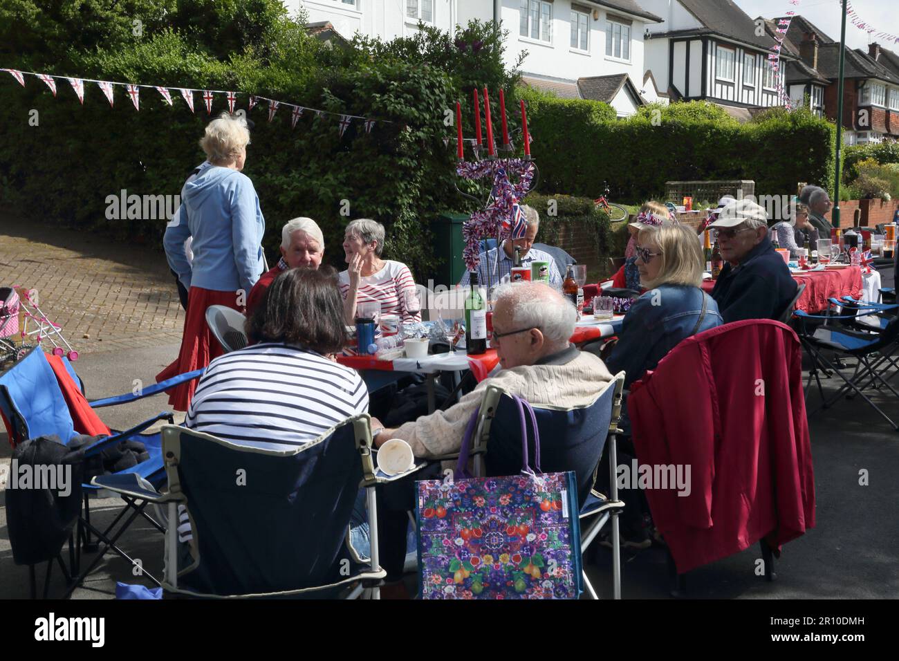 Personnes manger et boire à Street Party célébrant le Roi Charles III Coronation Surrey Angleterre Banque D'Images