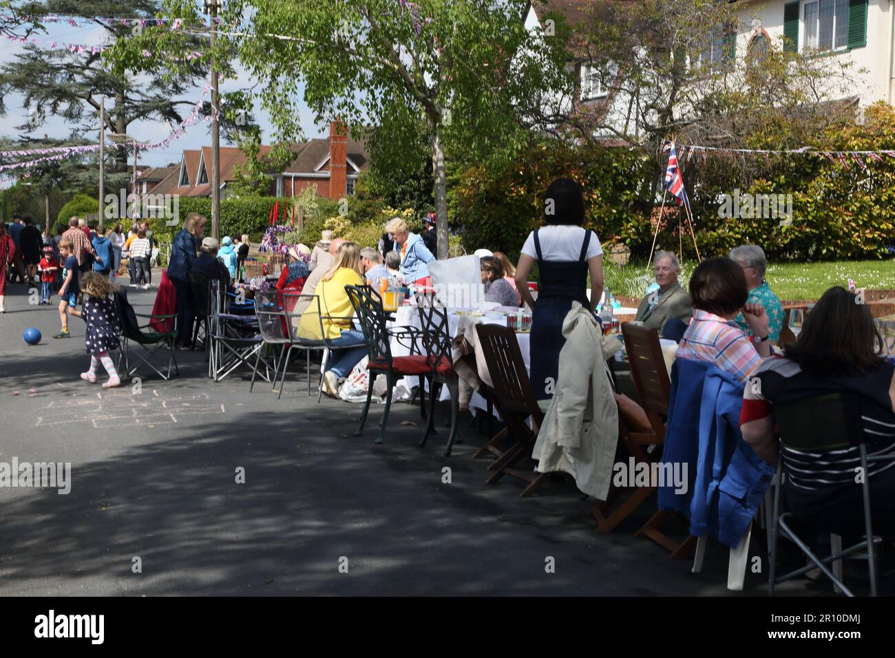 Personnes manger et boire à Street Party célébrant le Roi Charles III Coronation Surrey Angleterre Banque D'Images