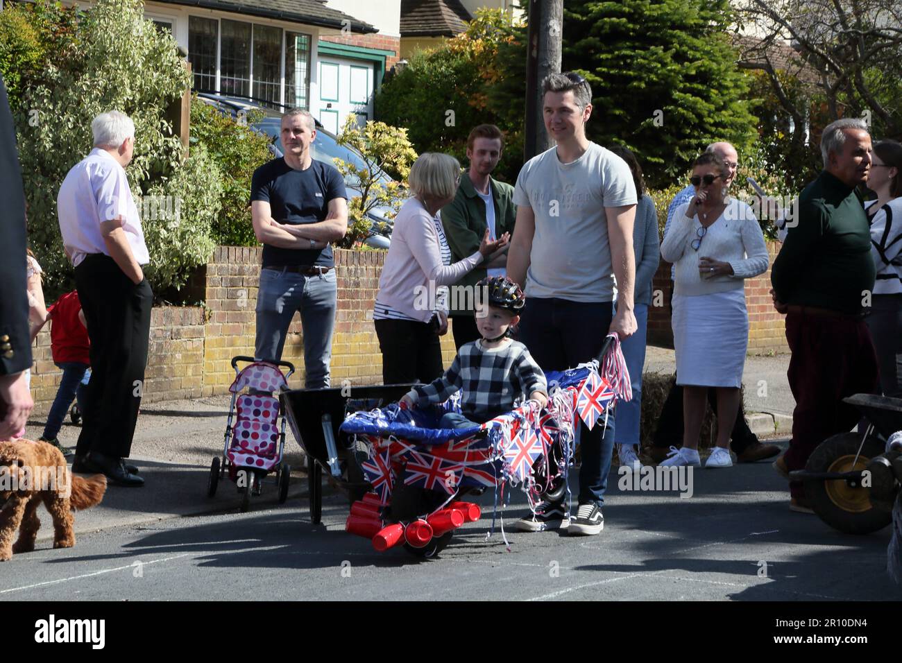 Familles participant à la course de brouettes à Street Party célébrant le Roi Charles III Coronation Surrey Angleterre Banque D'Images