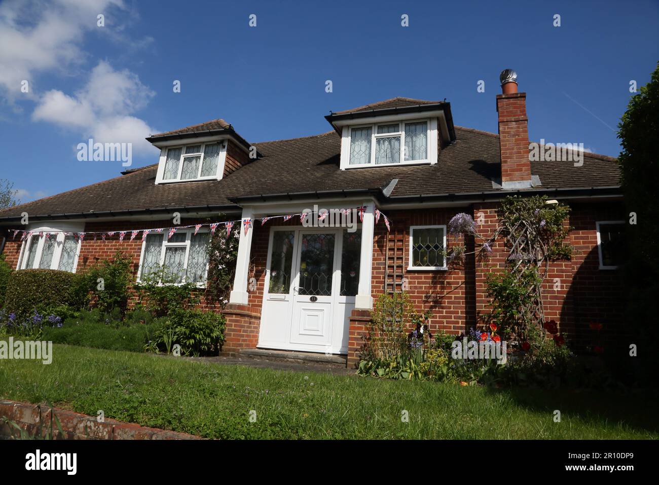Bungalow avec Union Jack Bunting célébrant le King Charles III Coronation Surrey Angleterre Banque D'Images