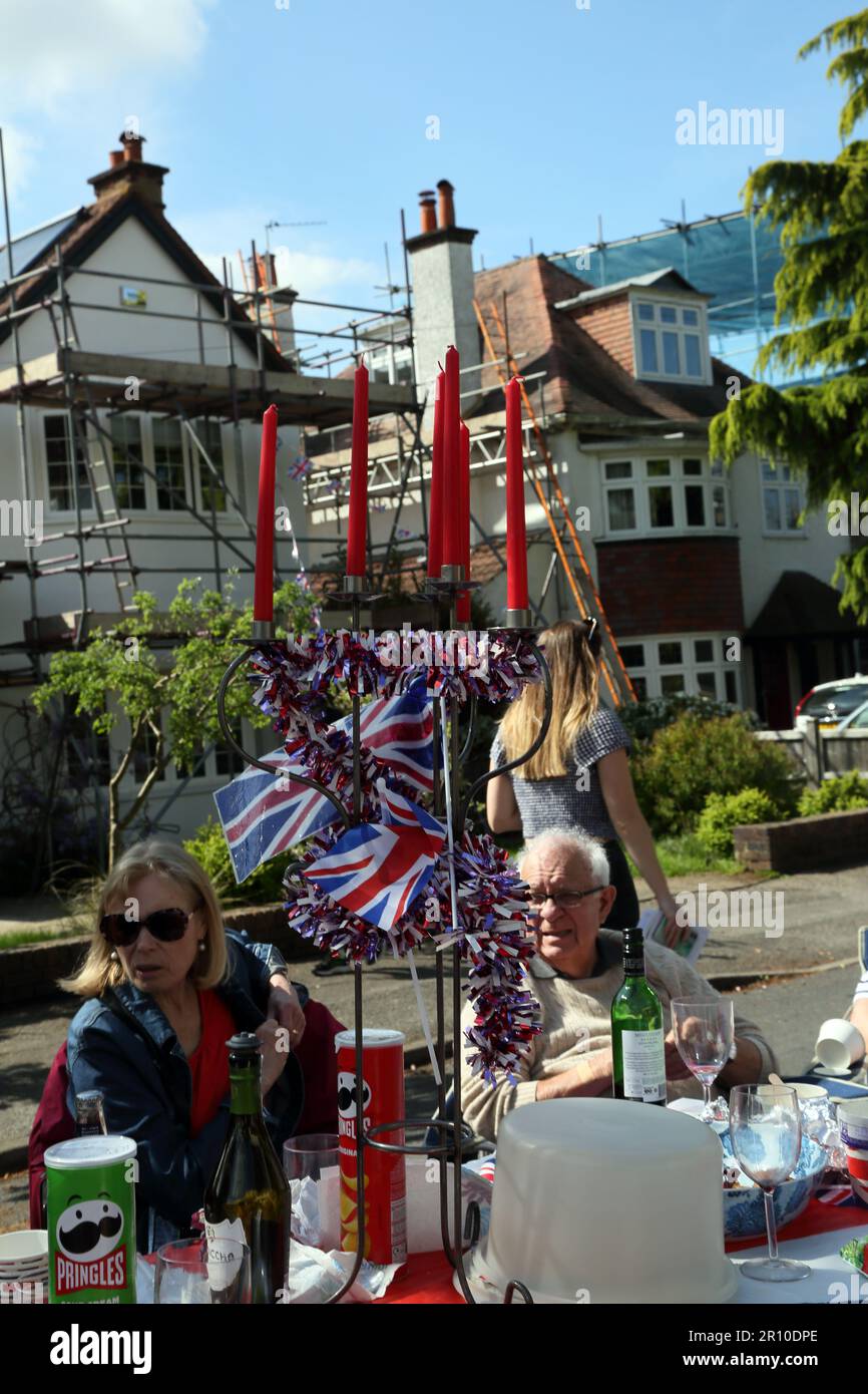 Personnes célébrant le King Charles III Coronation à Street Party - décoré Candelabra comme table centrale Surrey Angleterre Banque D'Images