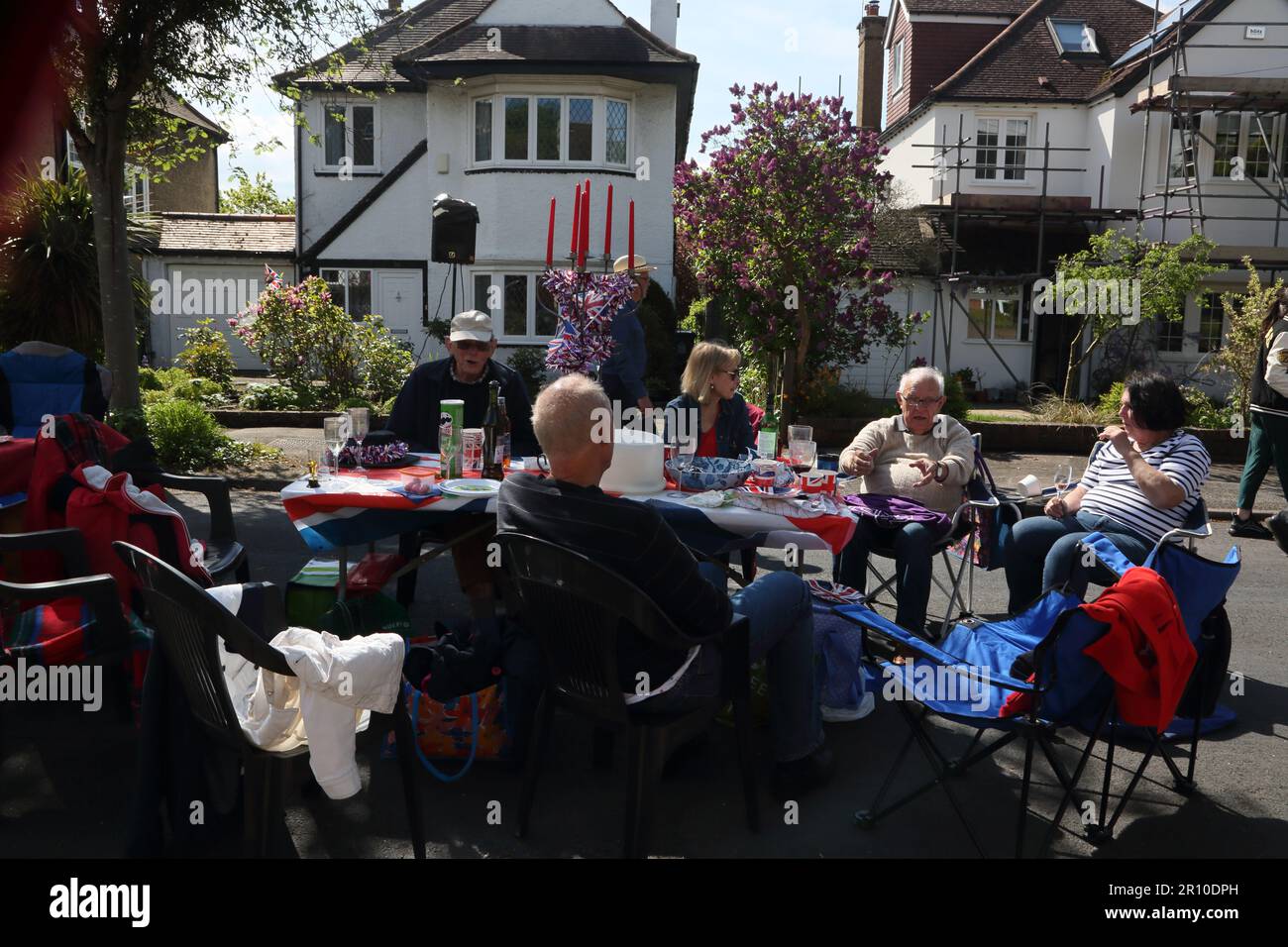 Personnes manger et boire à Street Party célébrant le Roi Charles III Coronation Surrey Angleterre Banque D'Images