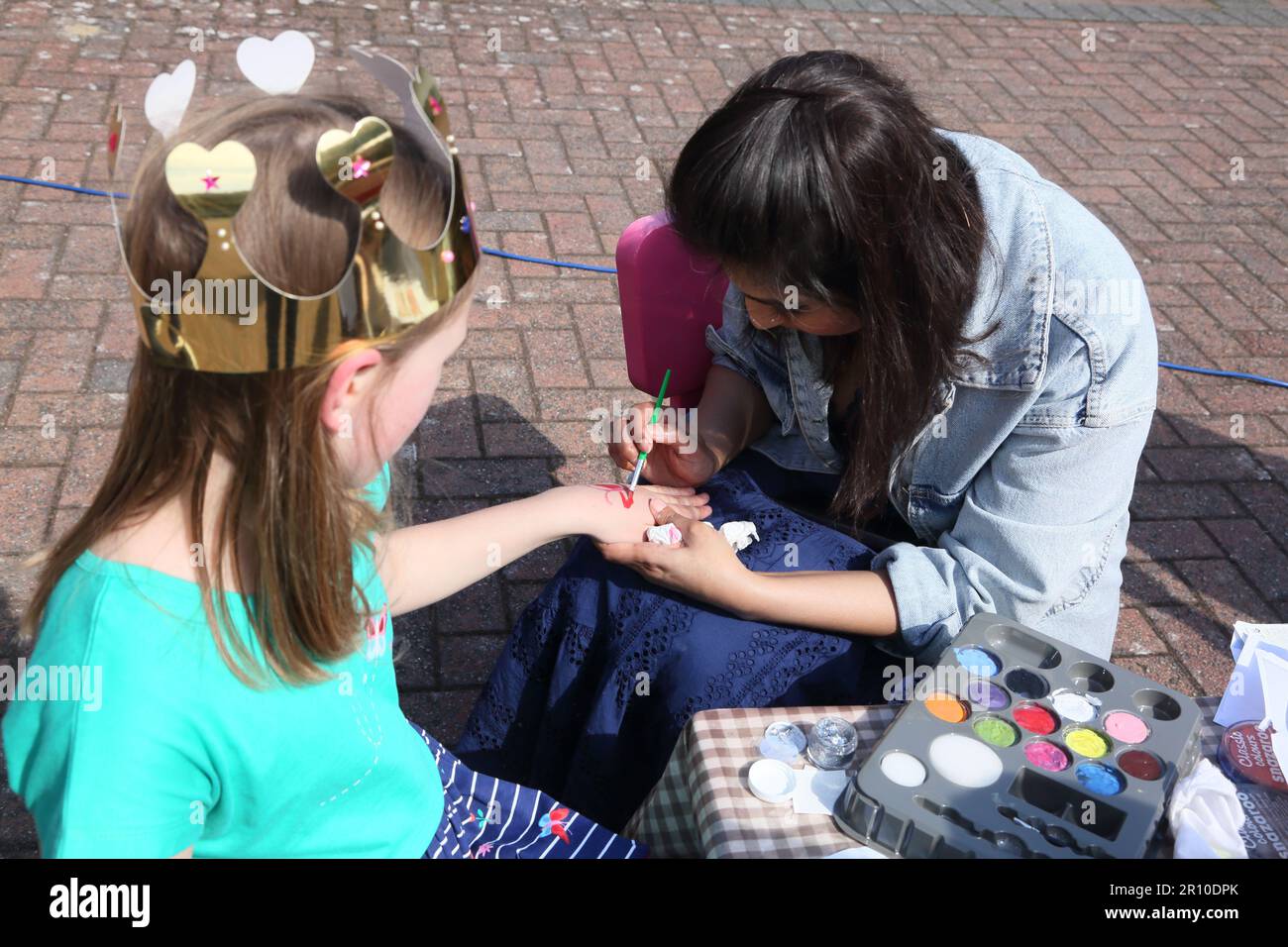 Personnes célébrant le King Charles III Coronation à Street Party Surrey, Angleterre Banque D'Images