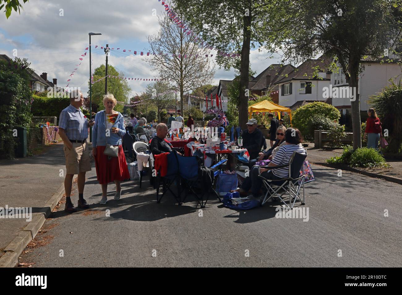 Personnes manger et boire à Street Party célébrant le Roi Charles III Coronation Surrey Angleterre Banque D'Images