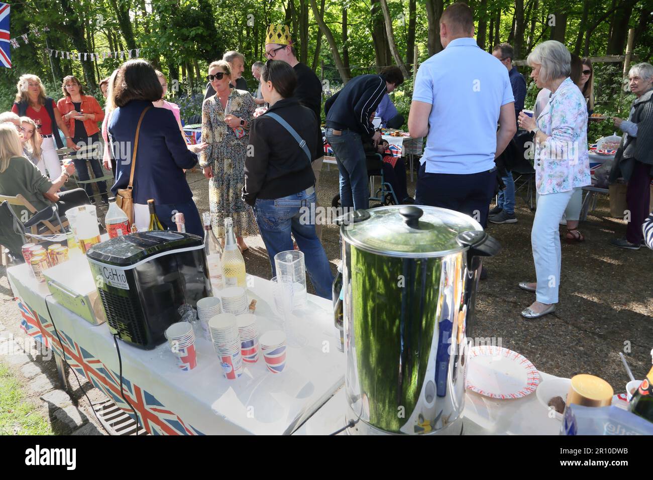 Les gens socialisent à Street Party célébrant le Roi Charles III Coronation Surrey Angleterre Banque D'Images