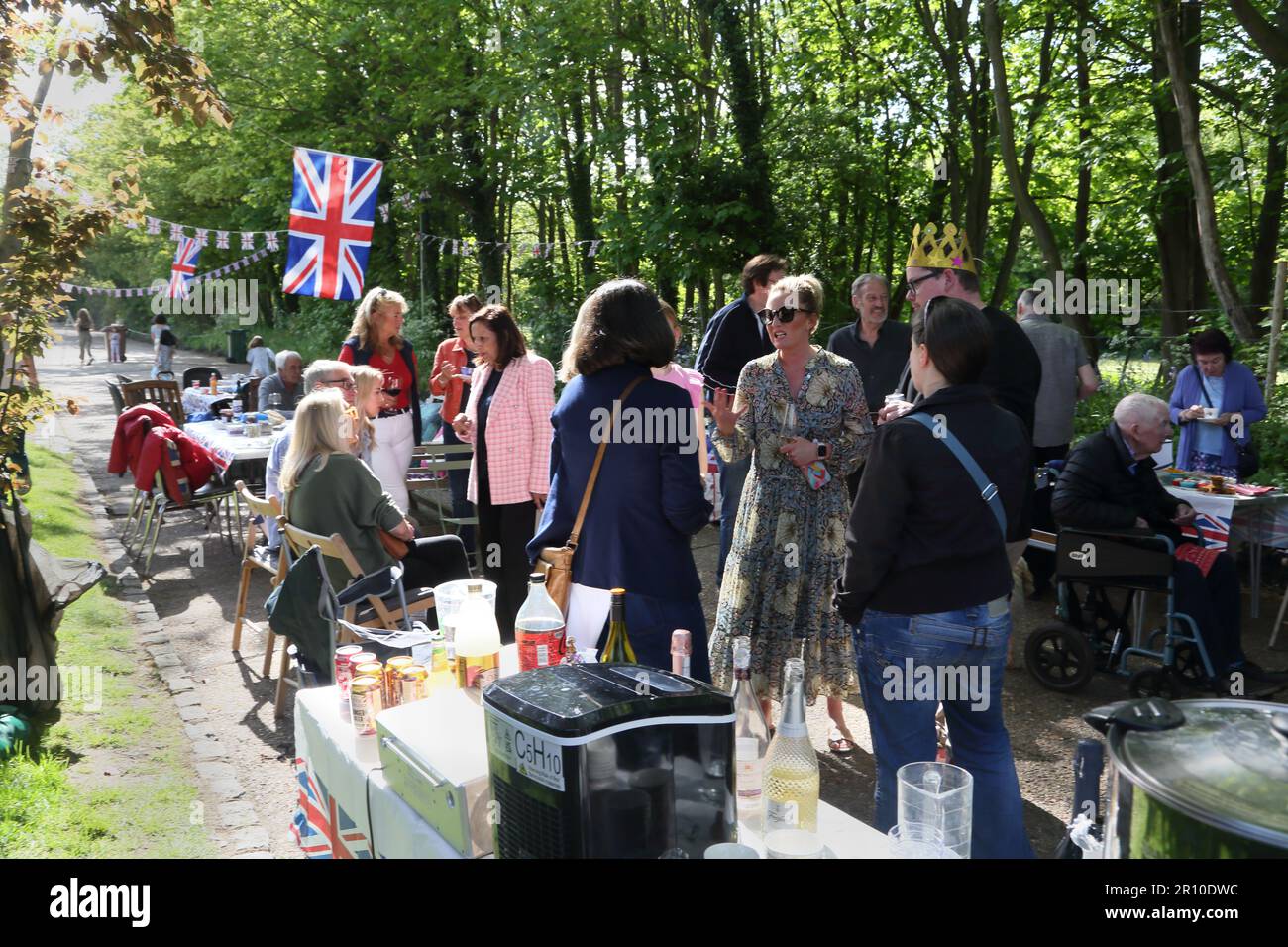 Les gens socialisent à Street Party célébrant le Roi Charles III Coronation Surrey Angleterre Banque D'Images
