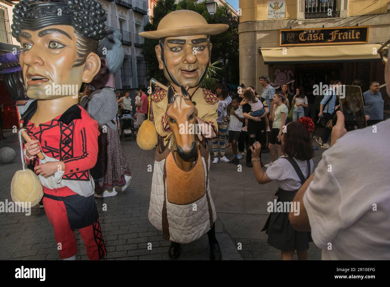 Une parade pour le plaisir des jeunes et des vieux, composée de géants et de bigheads qui ont dansé au son des dulzaina et du tamboril. Les personnages les plus grands et emblématiques de Madrid ont illuminé les festivités de San Isidro: Les chulapos Julián et Maripepa, Alfonso VI, la Latina, le maire de Móstoles, Manolita Malasaña, Muhammad I et la Arganzuela. La visite a été dans les rues centrales de Madrid depuis le Musée des arts et traditions de Madrid, Calle Carlos Arniches, Plaza del General, Vara de Rey, Calle de las Amazonas, Plaza del Cascorro, Calle de los Estudios, Calle Tol Banque D'Images