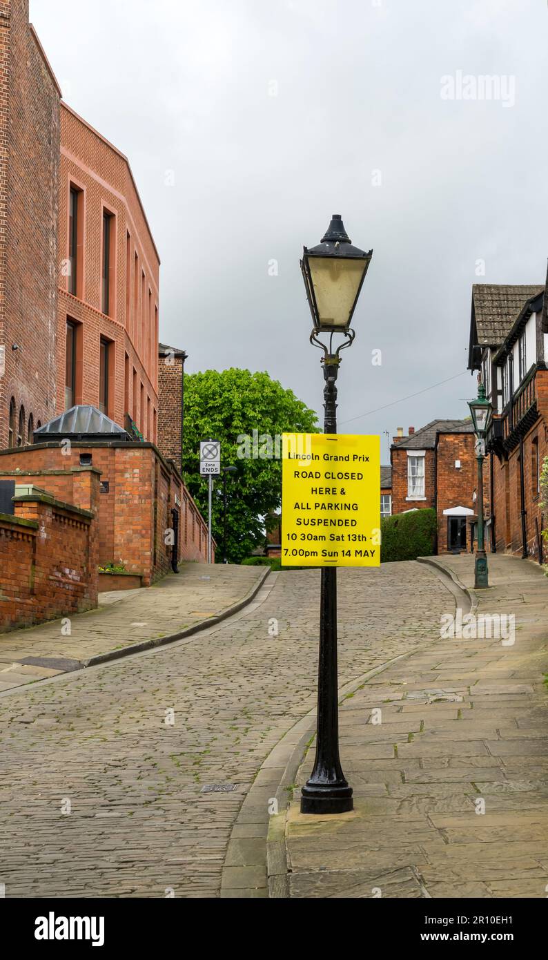 Bright Yellow Road panneau fermé pour les courses de cycles Grand Prix de Lincoln fixé à la lampe après Wordsworth Street Lincoln City, Lincolnshire, Angleterre, Royaume-Uni Banque D'Images