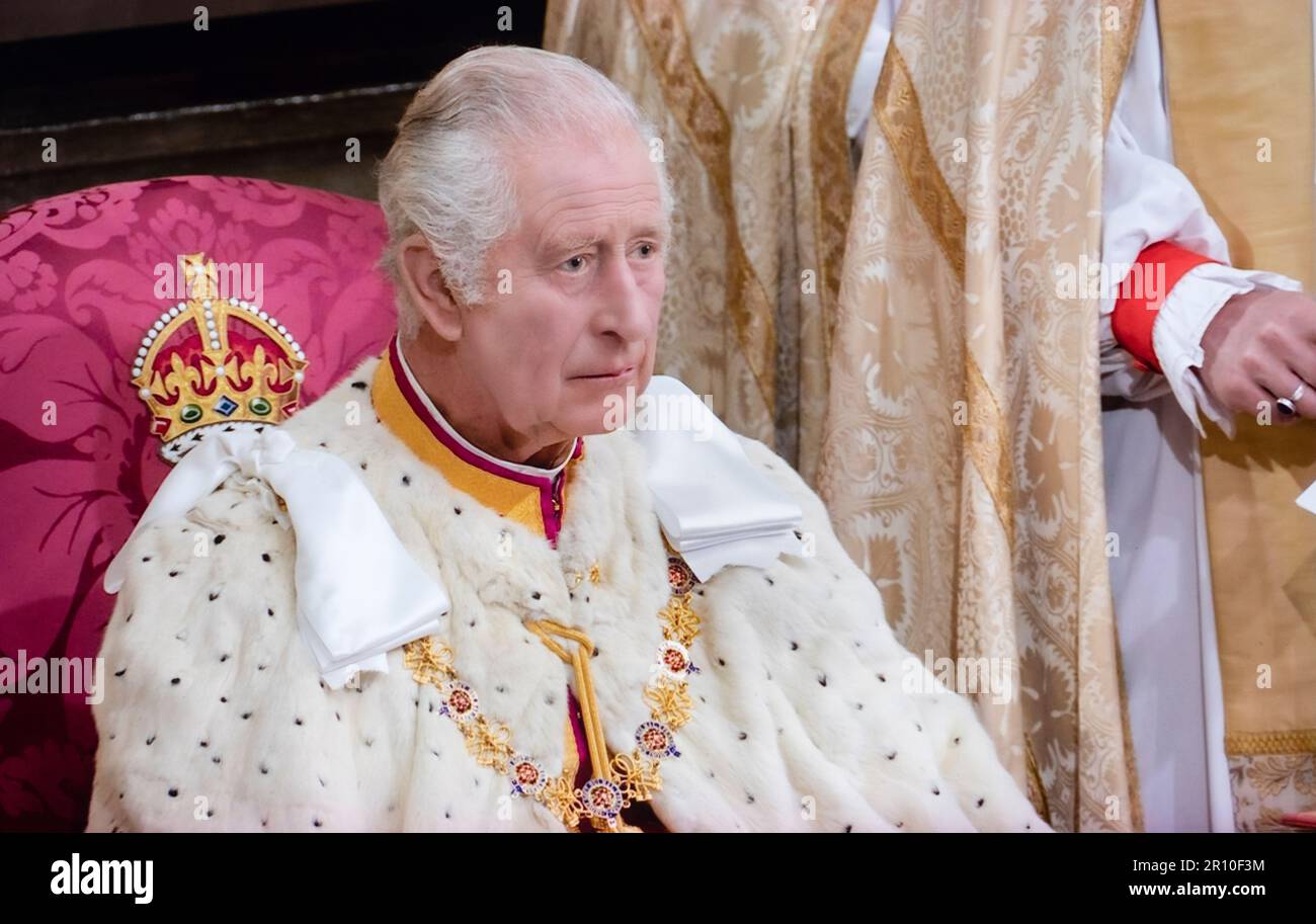 Le roi Charles III couronnement, assis dans des robes de cérémonie, sérieux dans la pensée, avec ses futures responsabilités en tant que monarque avant lui, lors de la cérémonie de service du couronnement à l'abbaye de Westminster Westminster Londres Royaume-Uni 6 mai 2023 Banque D'Images