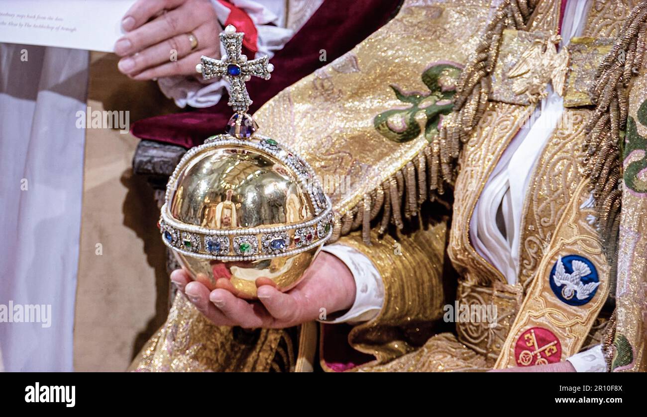 Le roi Charles III tient l'Orbe du souverain pendant la cérémonie du couronnement qui pèse 1,3kg et remonte au règne de Charles II. Abbaye de Westminster Westminster Londres 6 mai 2023 Sovereign Orb, un globe doré surmonté d'une croix. Il rappelle au monarque que que leur puissance est dérivée de Dieu. Banque D'Images