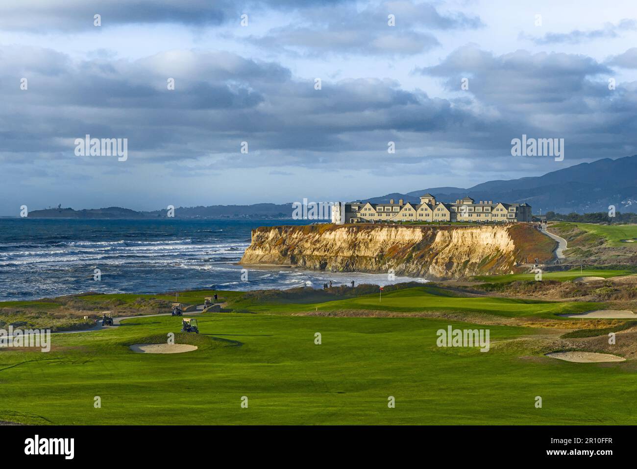 Vue sur la côte avec parcours de golf et falaises. Banque D'Images