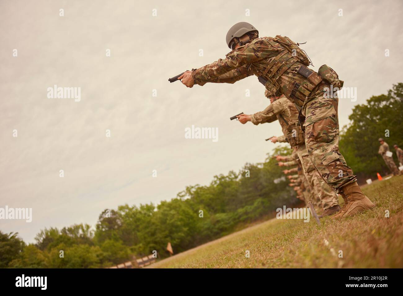 Les concurrents tirent leurs pistolets de service pendant la compétition Winston P. Wilson à Camp Robinson, Arkansas, 4 mai 2023. Huit Vermonters ont participé à la compétition de tir annuelle qui les a vus en compétition avec la carabine M4A1 et le pistolet M9 dans les épreuves individuelles et par équipe. (É.-U. Photo de la Garde nationale aérienne par le Sgt. Ryan Campbell) Banque D'Images