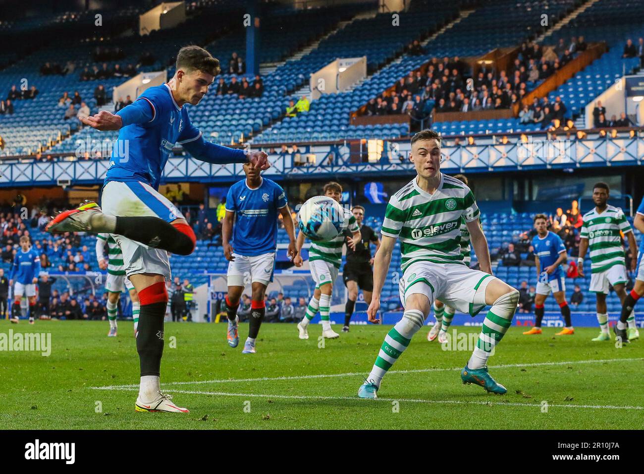 Glasgow, Royaume-Uni. 10th mai 2023. La finale de la City of Glasgow Cup a été jouée au stade Ibrox entre l'équipe du FC B des Rangers et l'équipe du Celtic B. Après plein temps, le score était de 3 - 3 et le match a été sanctionnées. Après 14 sanctions Celtic a gagné 4 - 3 et un tir-out palpitant, la finale, la pénalité gagnante a été marqué par Corrie Thomson, numéro celtique 15. Le score pendant le jeu était Adam Brppks, Celtic numéro 9 , 2goals. Rocco Vata, numéro celtique 7, objectif 1. Alex Lowry, Rangers numéro 8, Penalty, Zak Lovelace Rangers numéro 7 et Tony Weston Rangers numéro 18. Crédit : Findlay/Alay Live News Banque D'Images