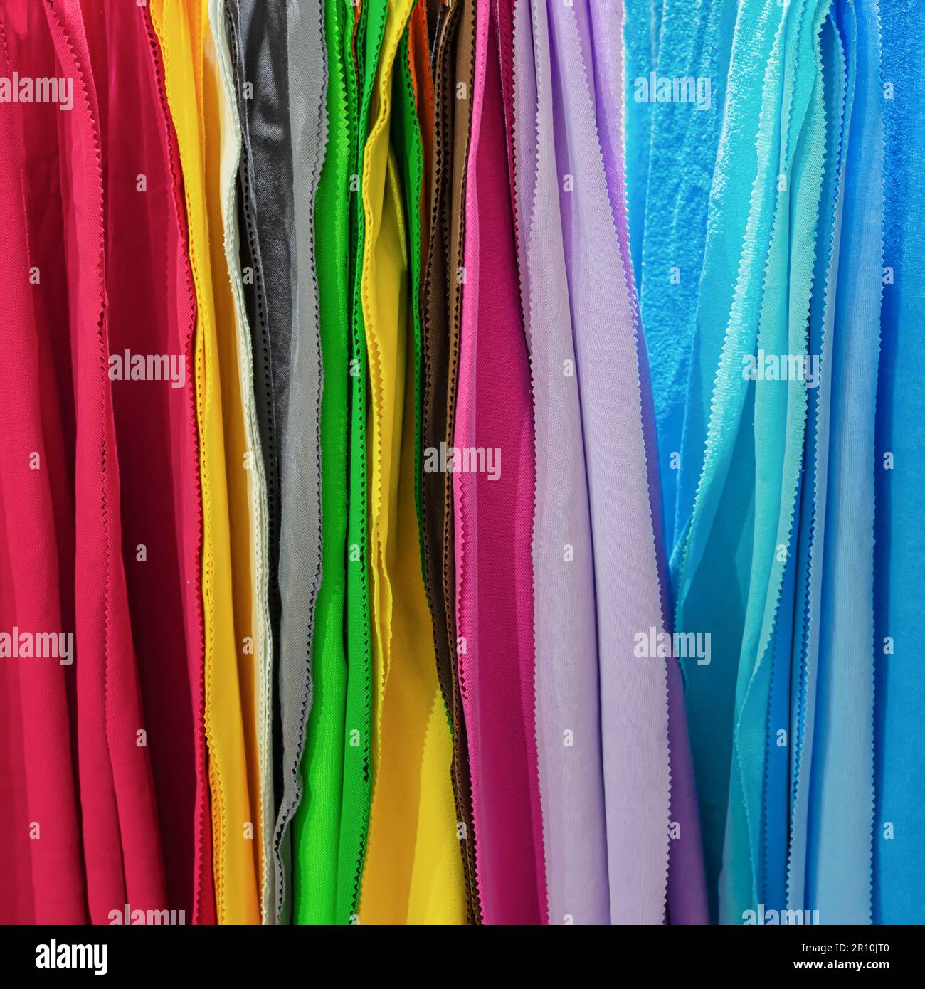 Échantillons de tissus colorés aux couleurs vives en gros plan Banque D'Images