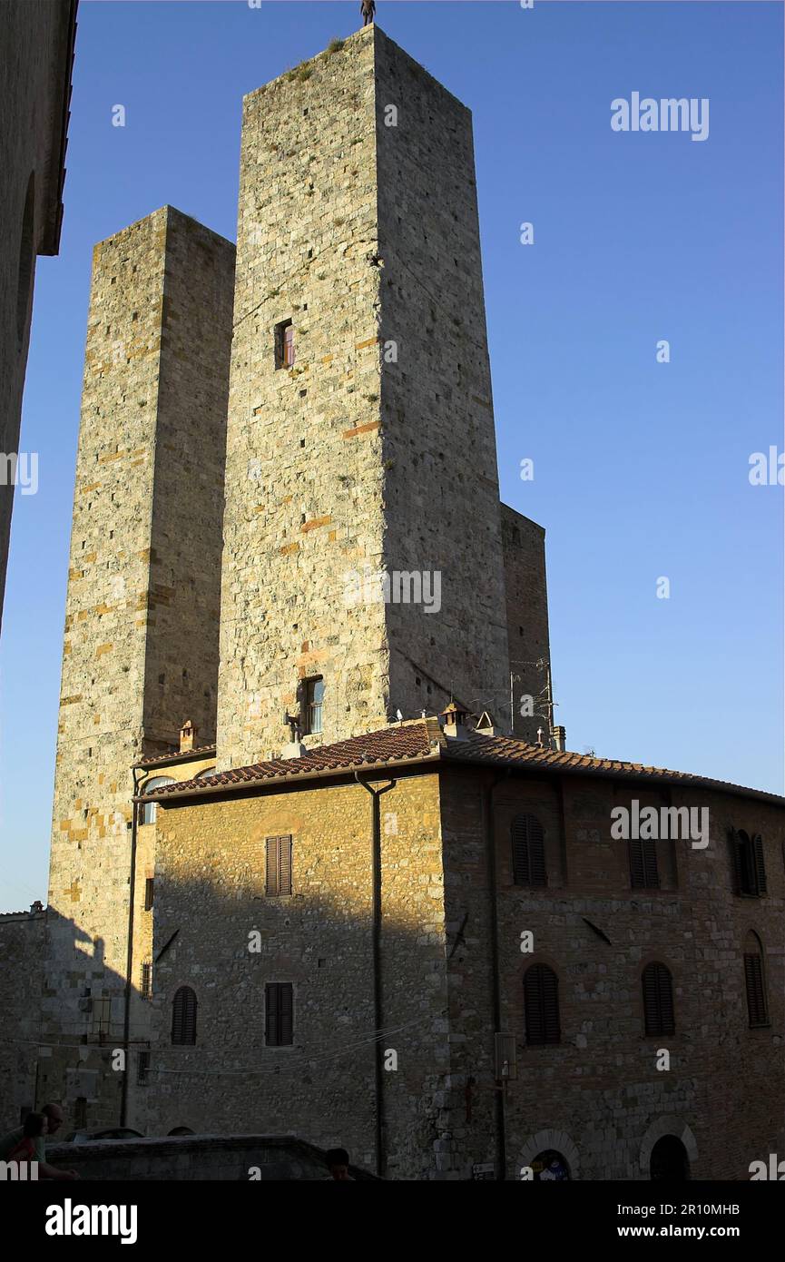 San Gimignano, Italie, Italie, Italie, Italie ; Torri dei Sallucci ; wysokie kamienne wieże, średniowiecze, archiektura romańska Banque D'Images