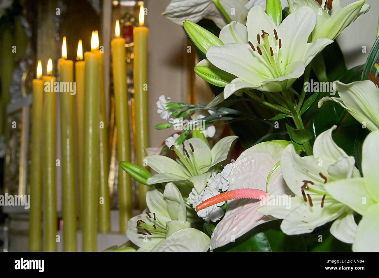 Pologne, Polen, Polska; bougies de cire brûlantes et arrangement floral (lys et anthurium); Brennende Wachskerzen und Blumenarrangement (Lilie) Banque D'Images
