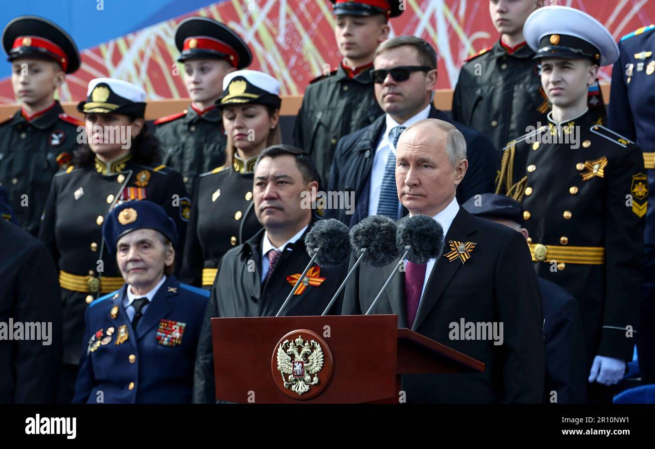 Poutine assiste à la « victoire Parade » sur la place Rouge. Outre le Président de la Russie, il y avait le Premier Ministre arménien Nikol Pashinyan, le Président du Bélarus Alexander Lukashenko, le Président du Kazakhstan Kassym-Jomart Tokayev, le Président du Kirghizistan Sadyr Japarov, le Président du Tadjikistan Emomali Rahmon, le Président du Turkménistan Serdar Berdimuhamedov et le Président de l'Ouzbékistan Shavkat Mirziyoyev. Avant le défilé, Vladimir Poutine a accueilli les chefs d'États étrangers qui étaient arrivés à Moscou pour les célébrations, dans la salle héraldique du Kremlin. Banque D'Images