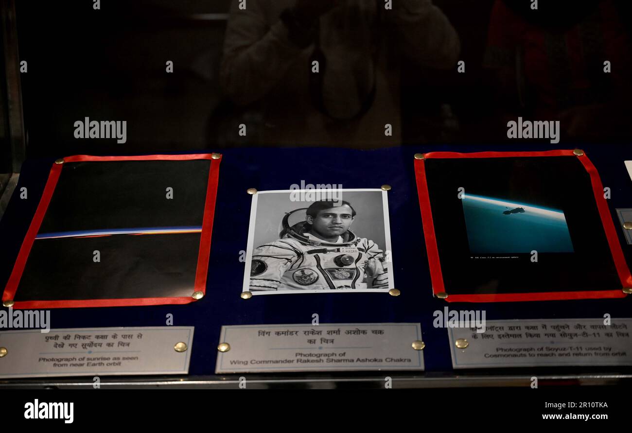 Chandigarh, Inde. 10th mai 2023. CHANDIGARH, INDE - MAI 10: Commandant de l'aile Rakesh Sharma Ashoka Chakra, le premier Indien dans l'espace photo et les photos clickées par lui dans l'espace exposition au Musée du patrimoine de l'Armée de l'air indienne au secteur 18 sur 10 mai 2023 à Chandigarh, Inde. Le premier musée du patrimoine de la Force aérienne indienne en son genre a été envisagé au secteur 18, au cœur de Chandigarh, en septembre 2021. (Photo de Ravi Kumar/Hindustan Times/Sipa USA) crédit: SIPA US/Alay Live News Banque D'Images