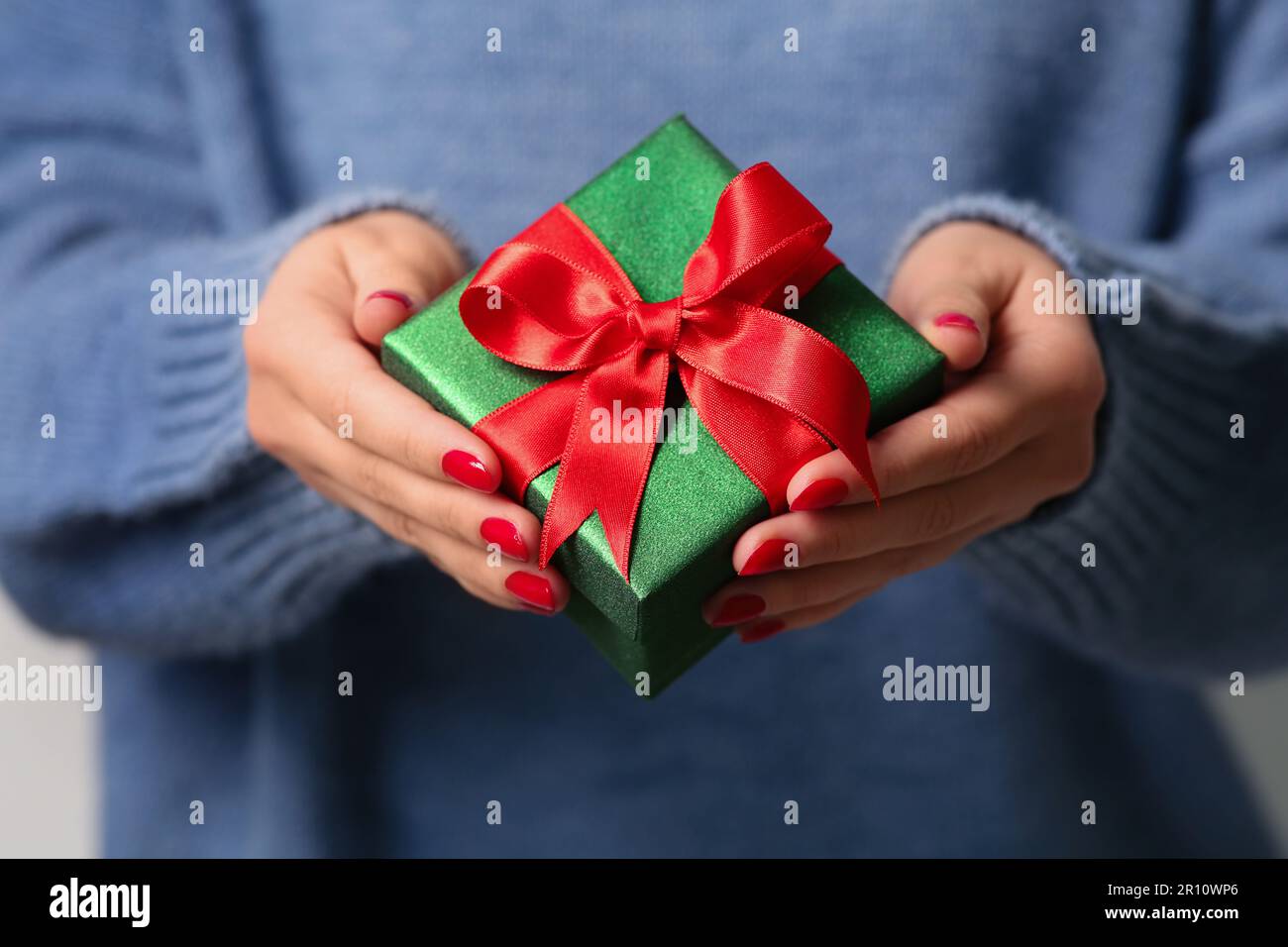 Cadeau de Noël. Femme tenant une boîte cadeau, gros plan Photo Stock - Alamy