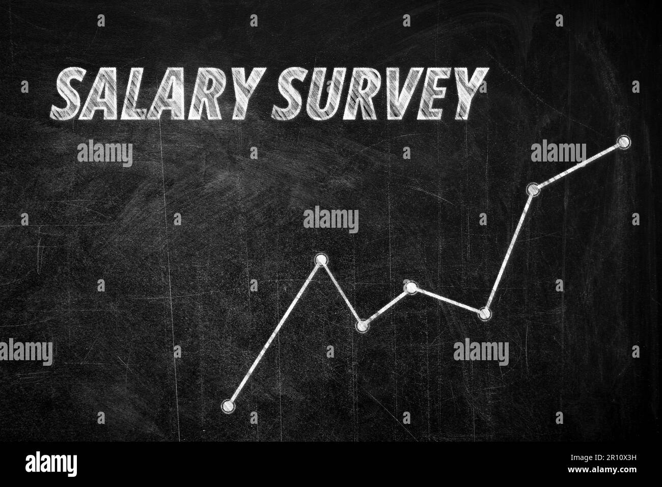 Enquête sur les salaires et graphique de croissance sur tableau noir Banque D'Images