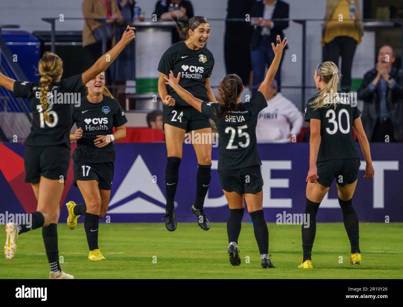 WASHINGTON, DC, ÉTATS-UNIS. 10th mai 2023. Lena Silano (24) (24) célèbre l'esprit de Washington après avoir marqué un but lors d'un match de la coupe du défi NWSL entre l'esprit de Washington et la fierté d'Orlando, sur 10 mai 2023, à Audi Field, à Washington, CC. ( Credit: tony quinn/Alay Live News Banque D'Images