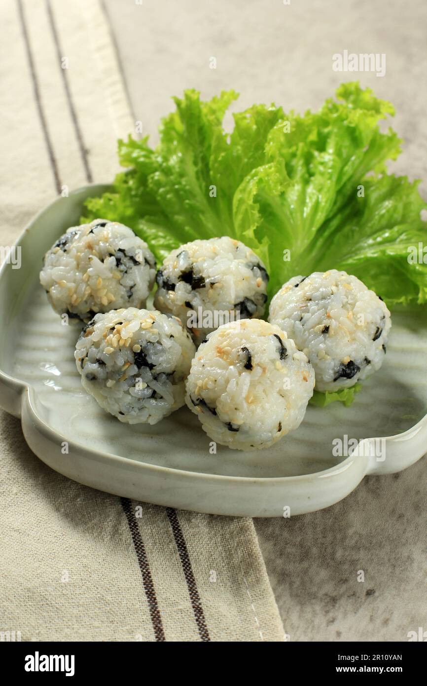 Boulettes de riz aux algues coréennes ou Jumeokbap aux graines de sésame, à l'huile de sésame et aux légumes Banque D'Images