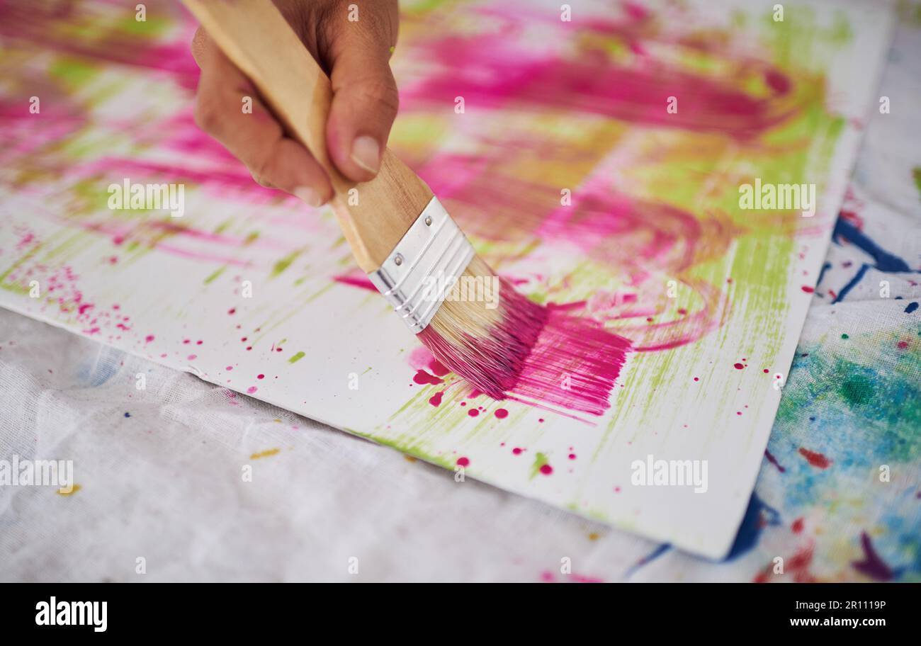 Les couleurs parlent plus fort que les mots. une femme méconnaissable peint dans un studio d'art. Banque D'Images