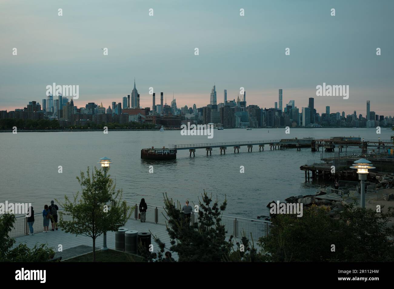 Vue sur l'East River et les gratte-ciel de Manhattan depuis Domino Park, Brooklyn, New York Banque D'Images